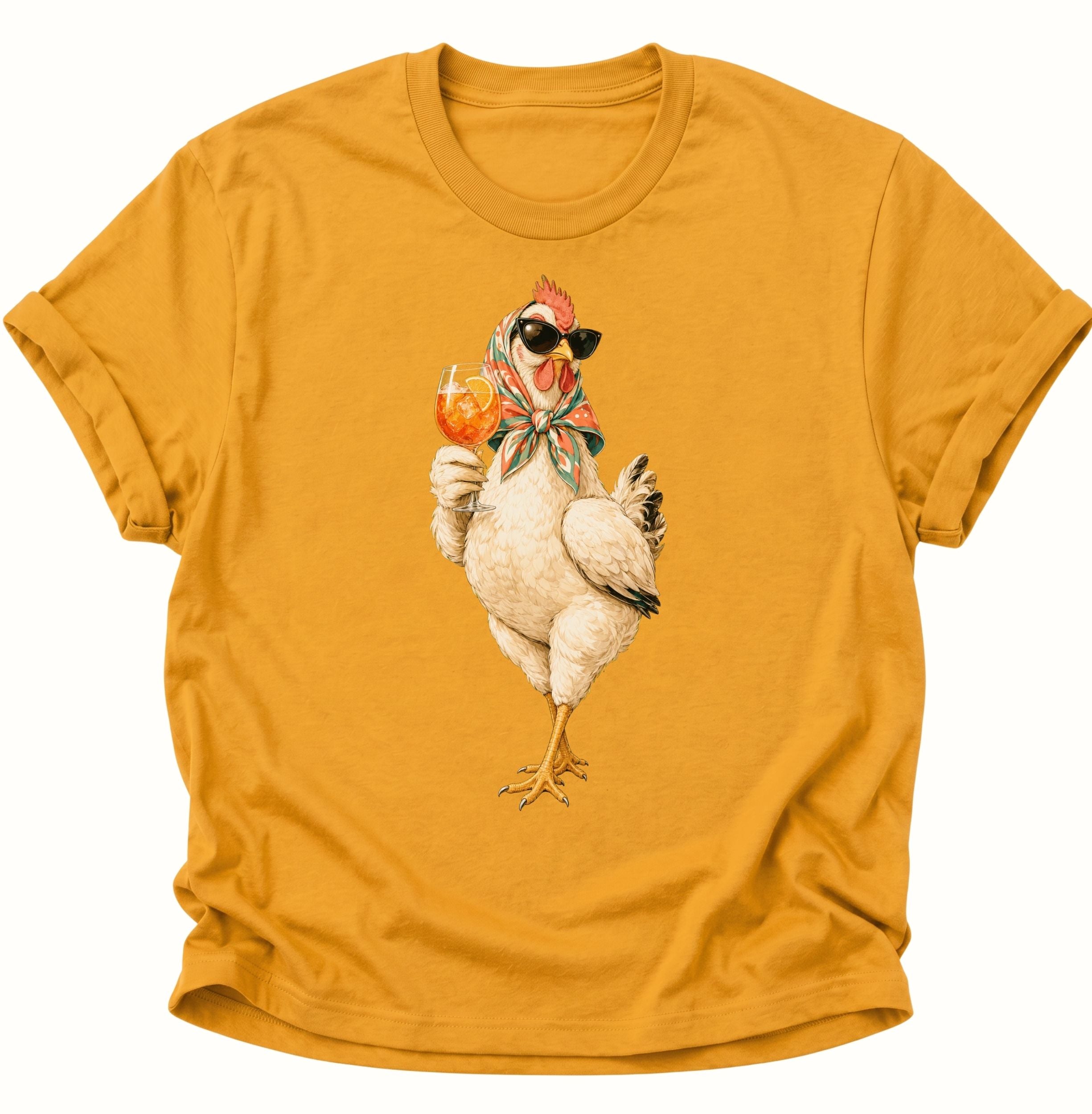 Gelbes Unisex T-Shirt mit humorvoller Henne, Sonnenbrille und orangefarbenem Getränk von Pine & River.
