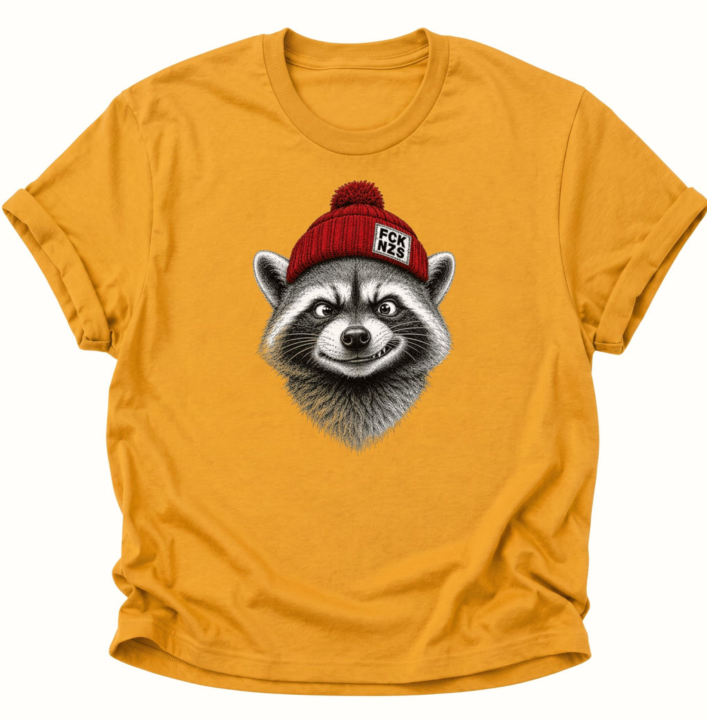 Gelbes FCK NZS T-Shirt mit frechem Waschbär, roter Bommelmütze und klarem Statement gegen Rechts
