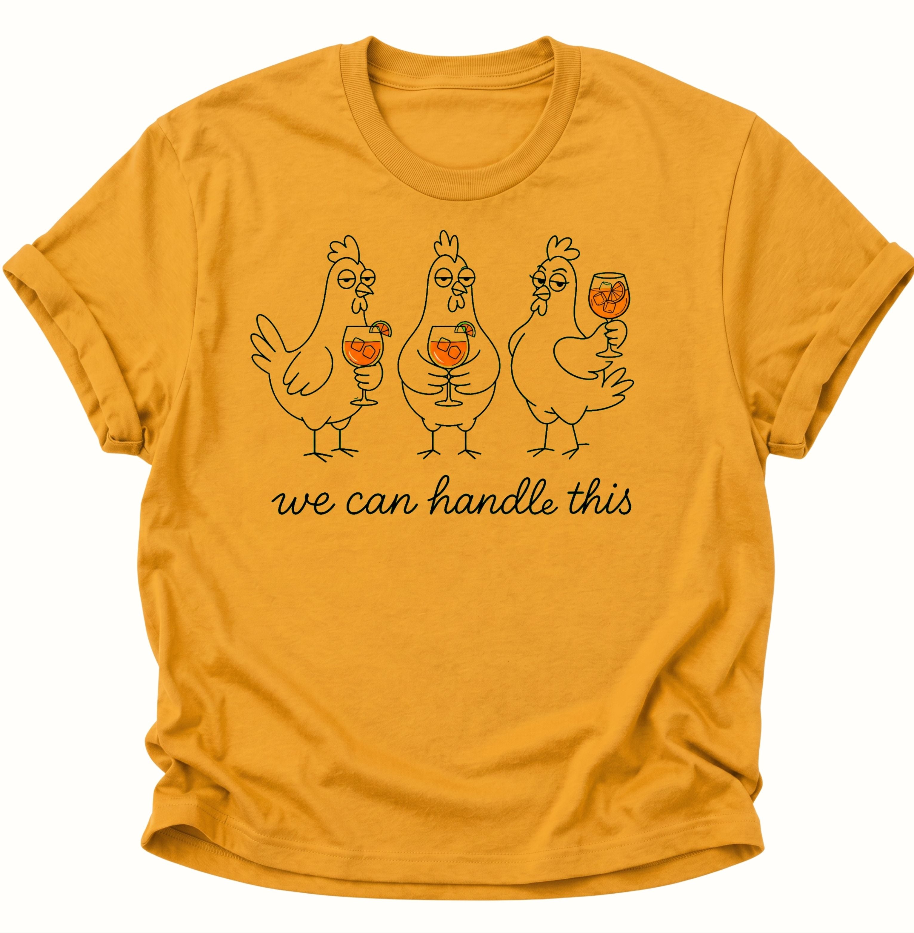 Gelbes Unisex T-Shirt mit drei gezeichneten Hühnern, Cocktailgläsern und humorvollem Schriftzug von Pine & River.
