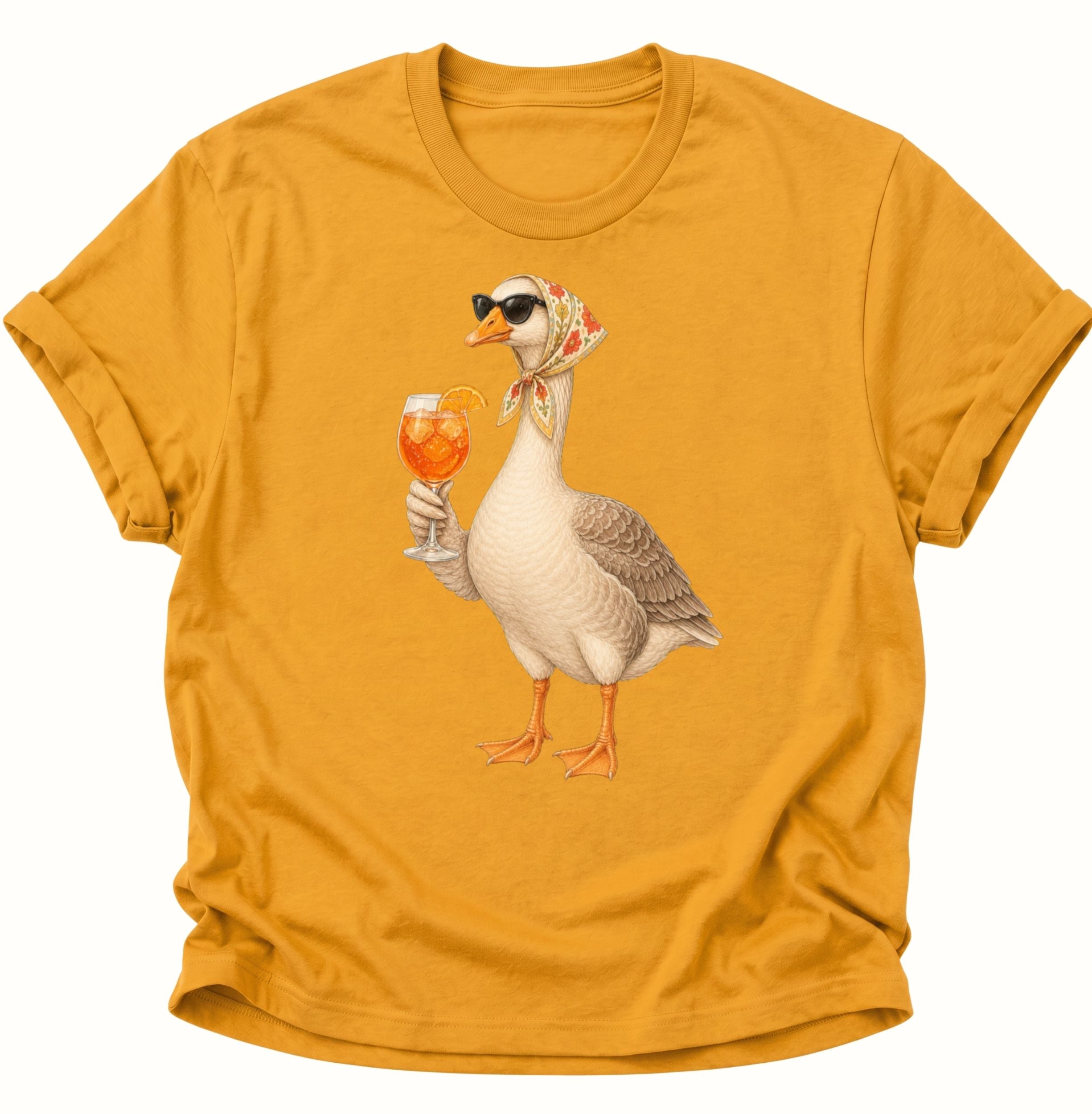Gelbes Unisex T-Shirt mit humorvoller Gans, Sonnenbrille und orangefarbenem Getränk von Pine & River.
