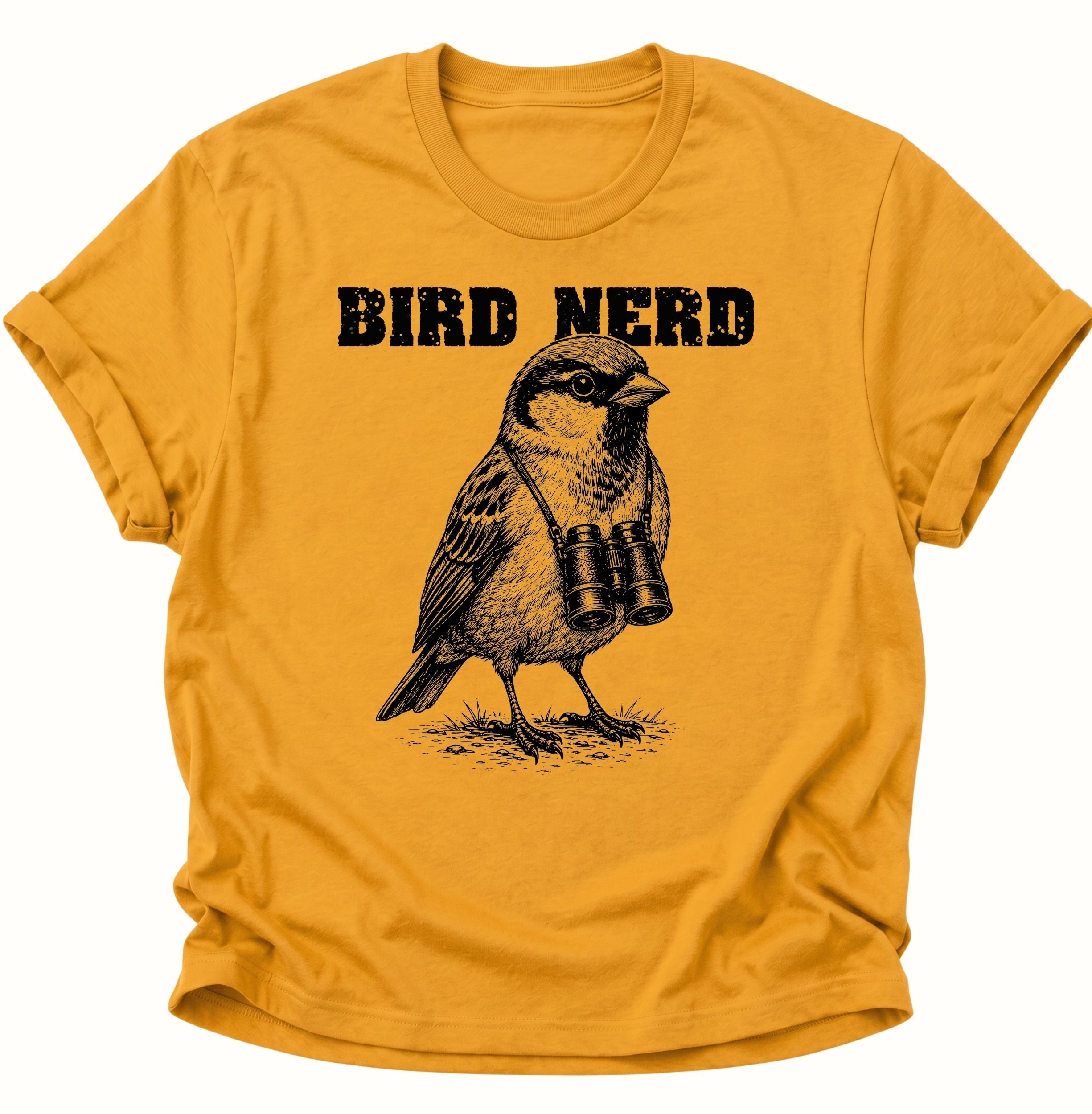 Gelbes Unisex T-Shirt mit detailreicher Vogelillustration, Fernglas und „BIRD NERD“ von Pine & River.
