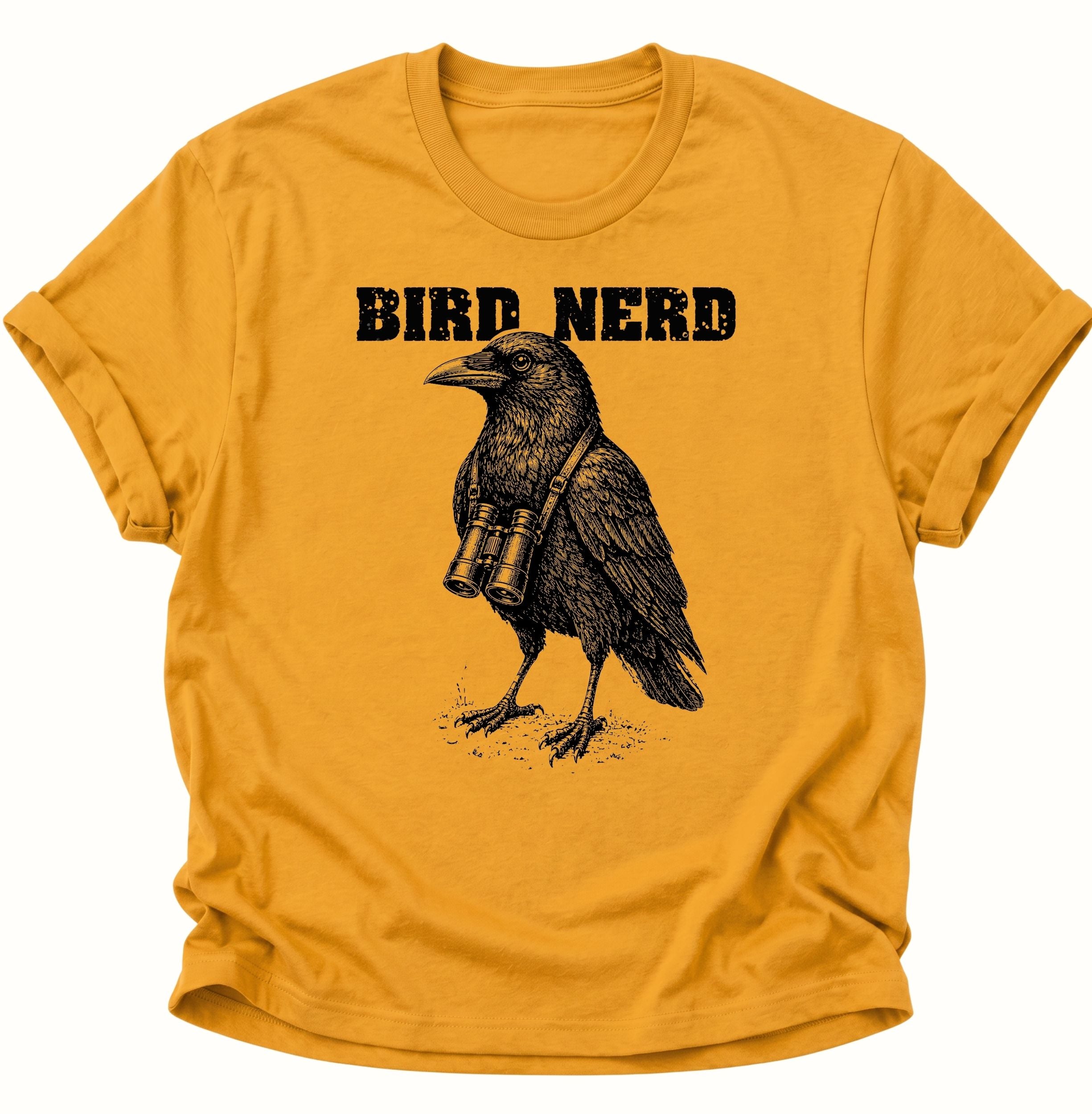 Gelbes Unisex T-Shirt mit detailreicher Rabenvogelillustration, Fernglas und Schriftzug von Pine & River.
