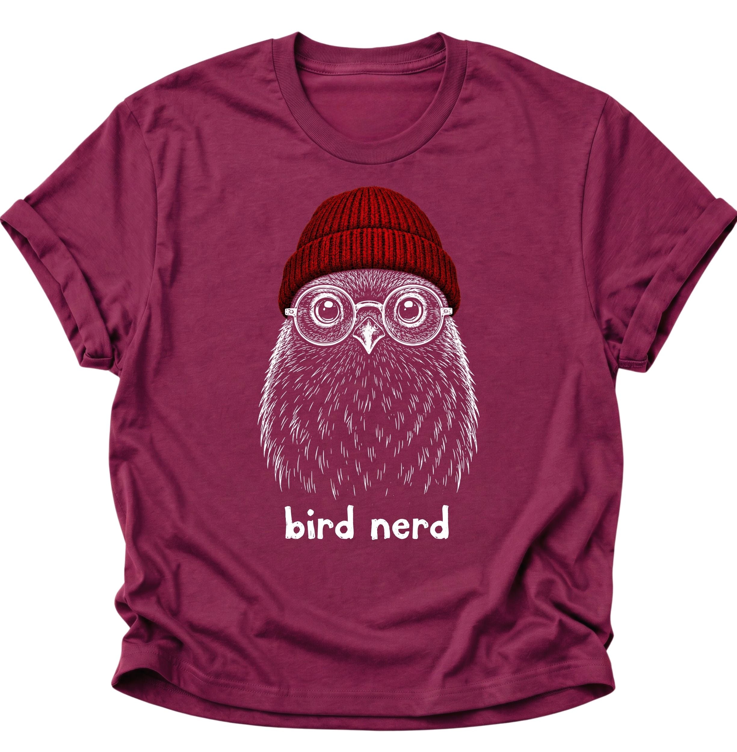 Cardinal red Unisex T-Shirt mit Vogelillustration, runder Brille und roter Strickmütze von Pine & River.
