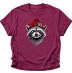 Cardinal Red Waschbär Statement Shirt mit FCK-NZS-Mütze und rebellischem Tiermotiv
