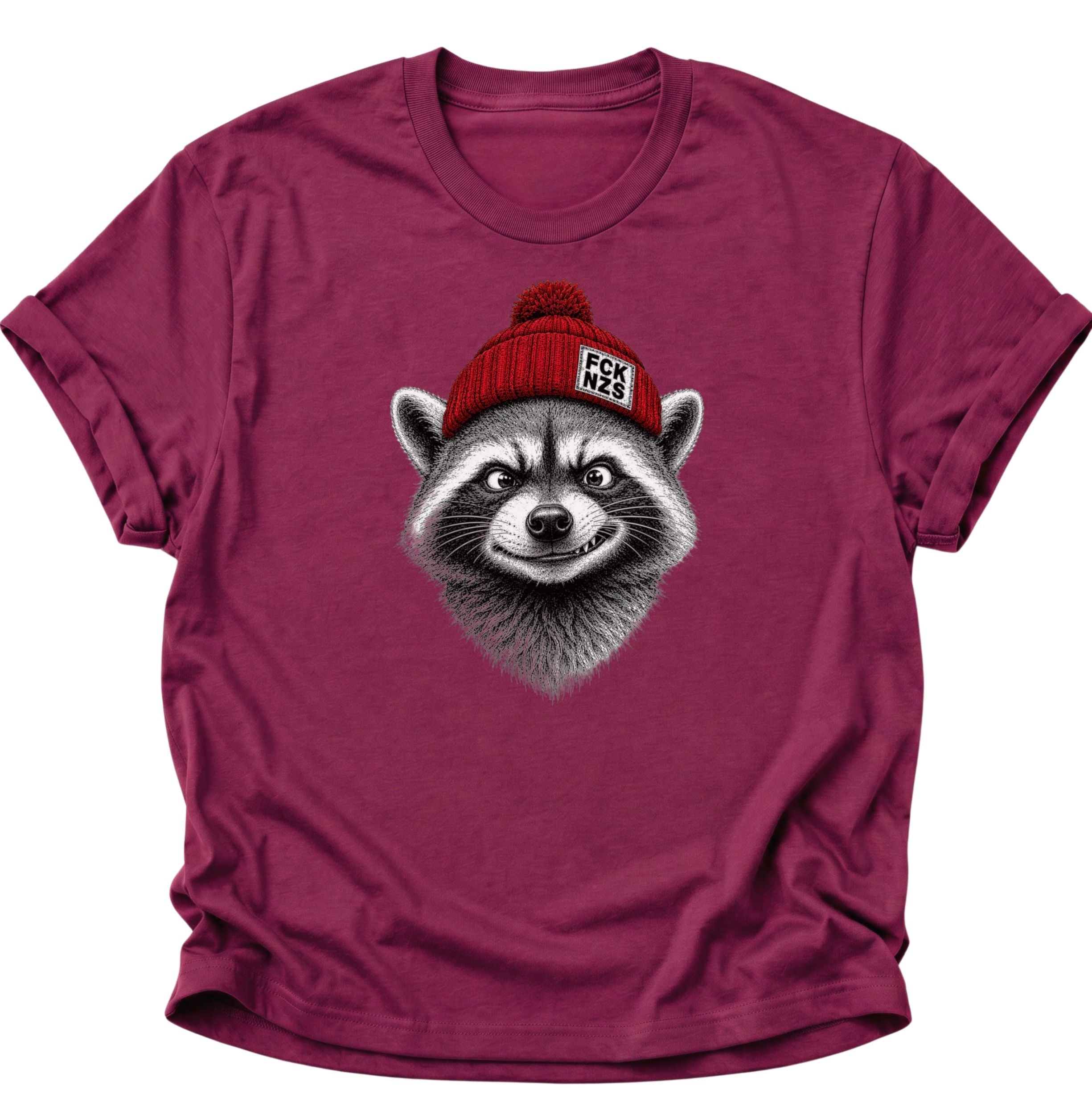 Cardinal Red Waschbär Statement Shirt mit FCK-NZS-Mütze und rebellischem Tiermotiv
