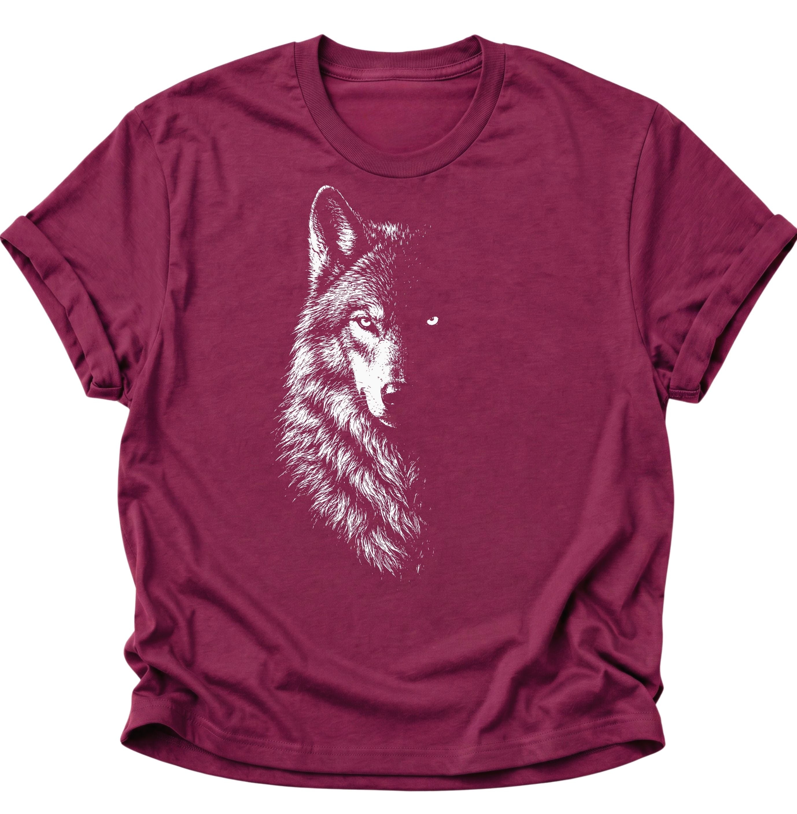 Cardinal red Unisex T-Shirt mit mystischem Wolfskopf und kontrastreicher Schattenhälfte von Pine & River.
