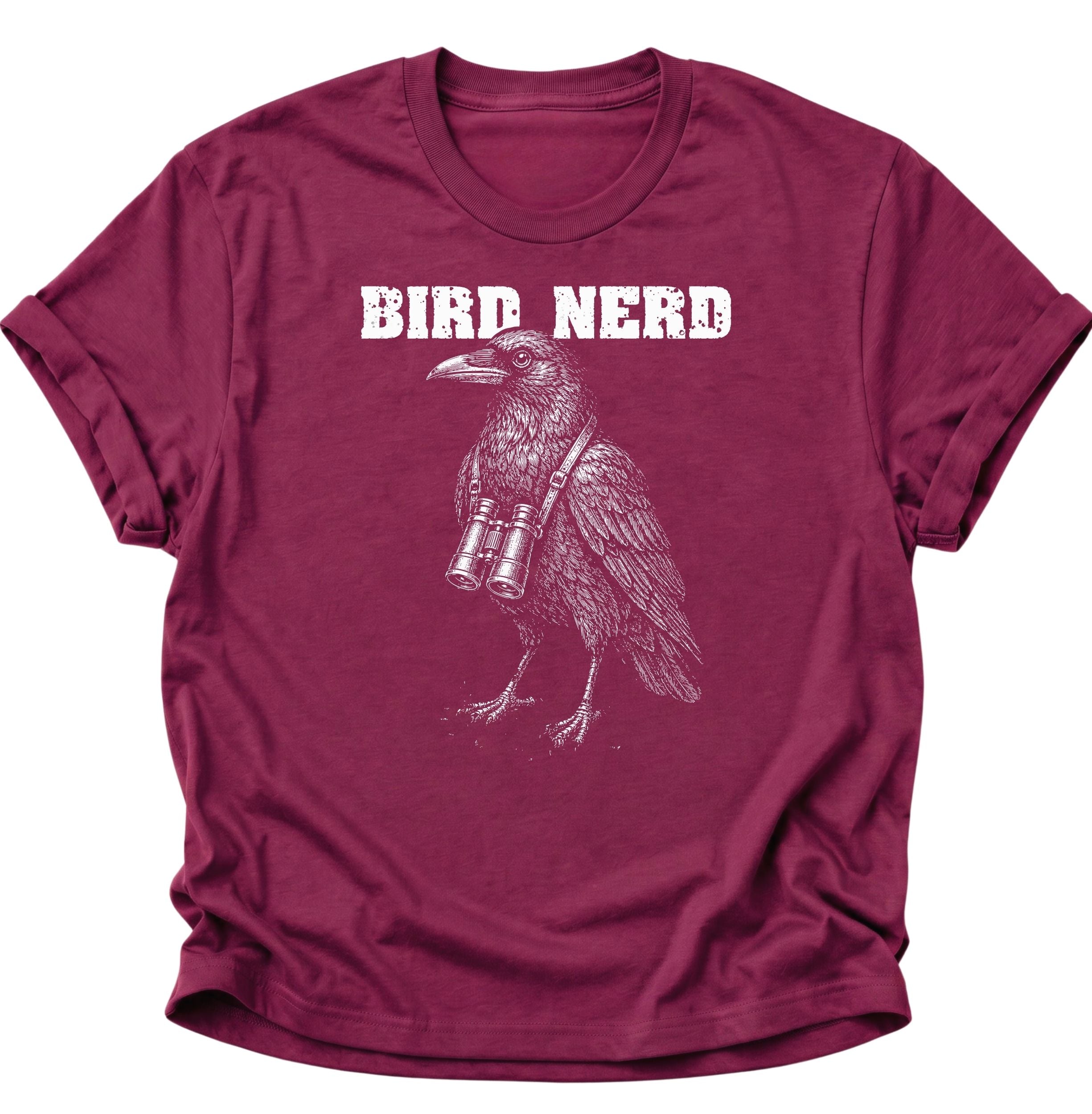 Cardinal red Unisex T-Shirt mit Rabenvogel, umgehängtem Fernglas und „BIRD NERD“ von Pine & River.
