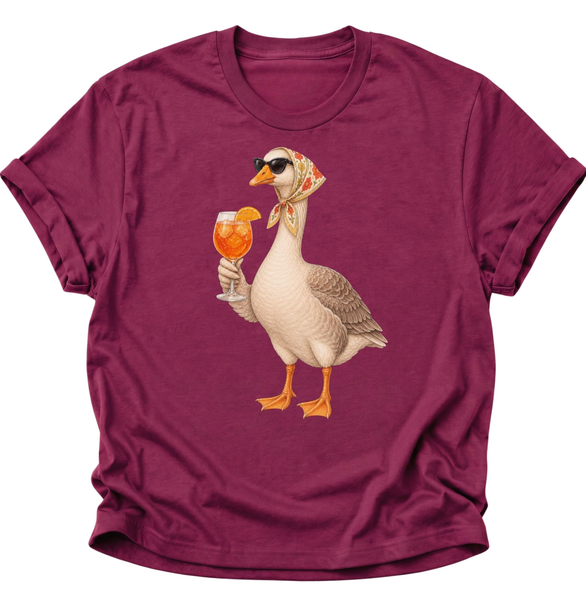 Cardinal red Unisex T-Shirt mit Gans, geblümtem Kopftuch und Cocktailglas mit Orangenscheibe von Pine & River.
