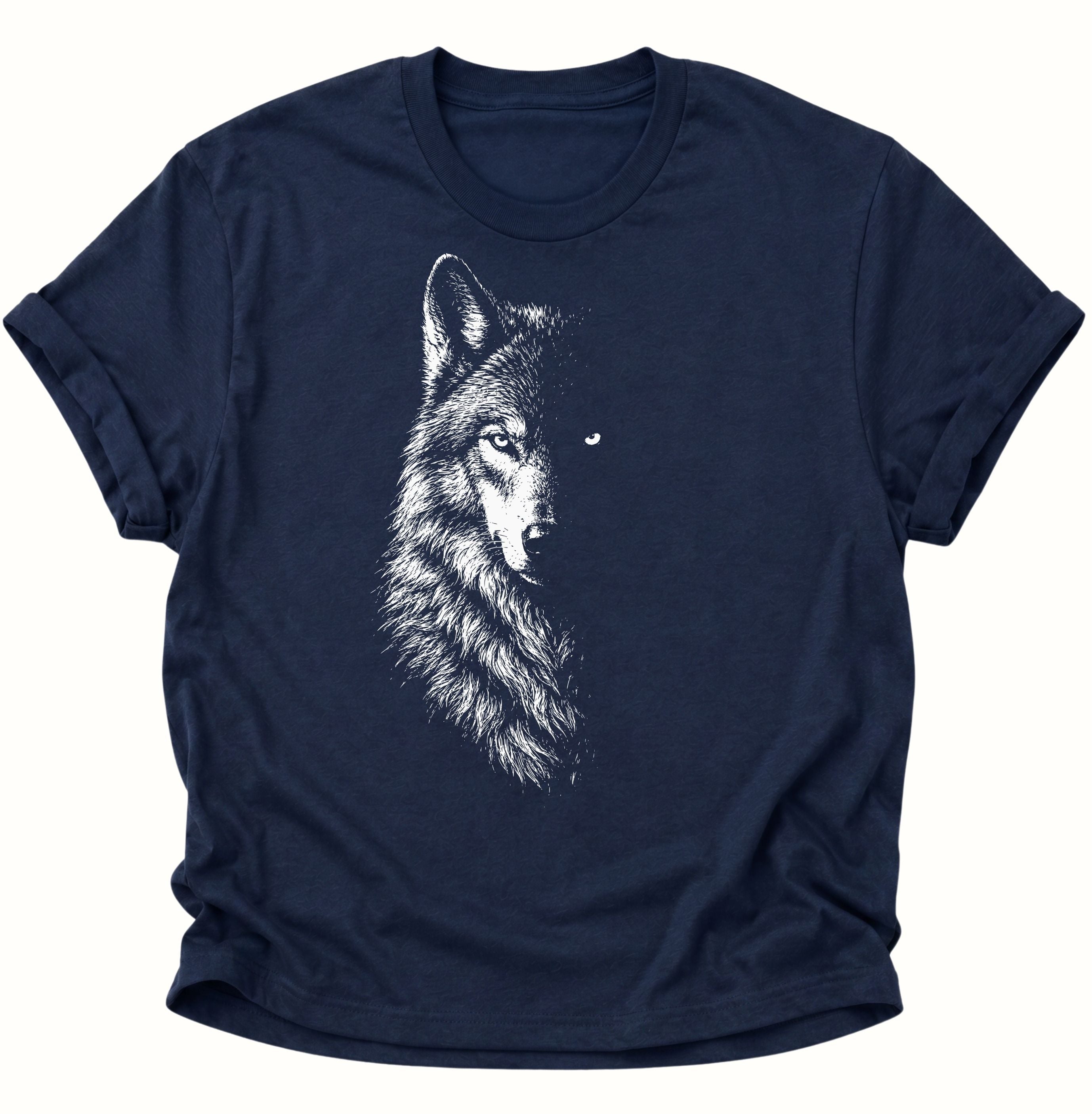 Navy Blue Unisex T-Shirt mit detailgezeichnetem Wolfsgesicht, das aus dem Schatten tritt, von Pine & River.
