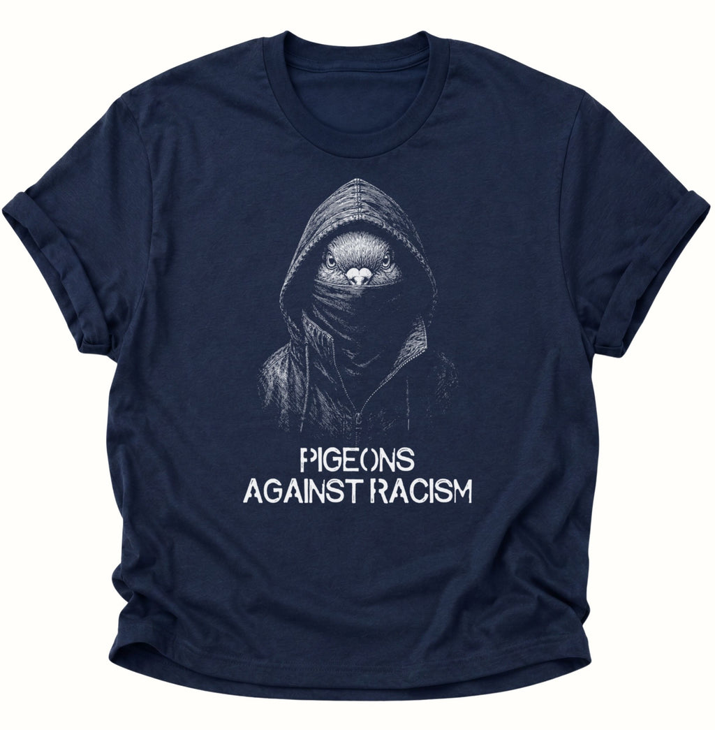 Navy Blue Unisex T-Shirt mit vermummter Taube und „PIGEONS AGAINST RACISM“ von Pine & River.
