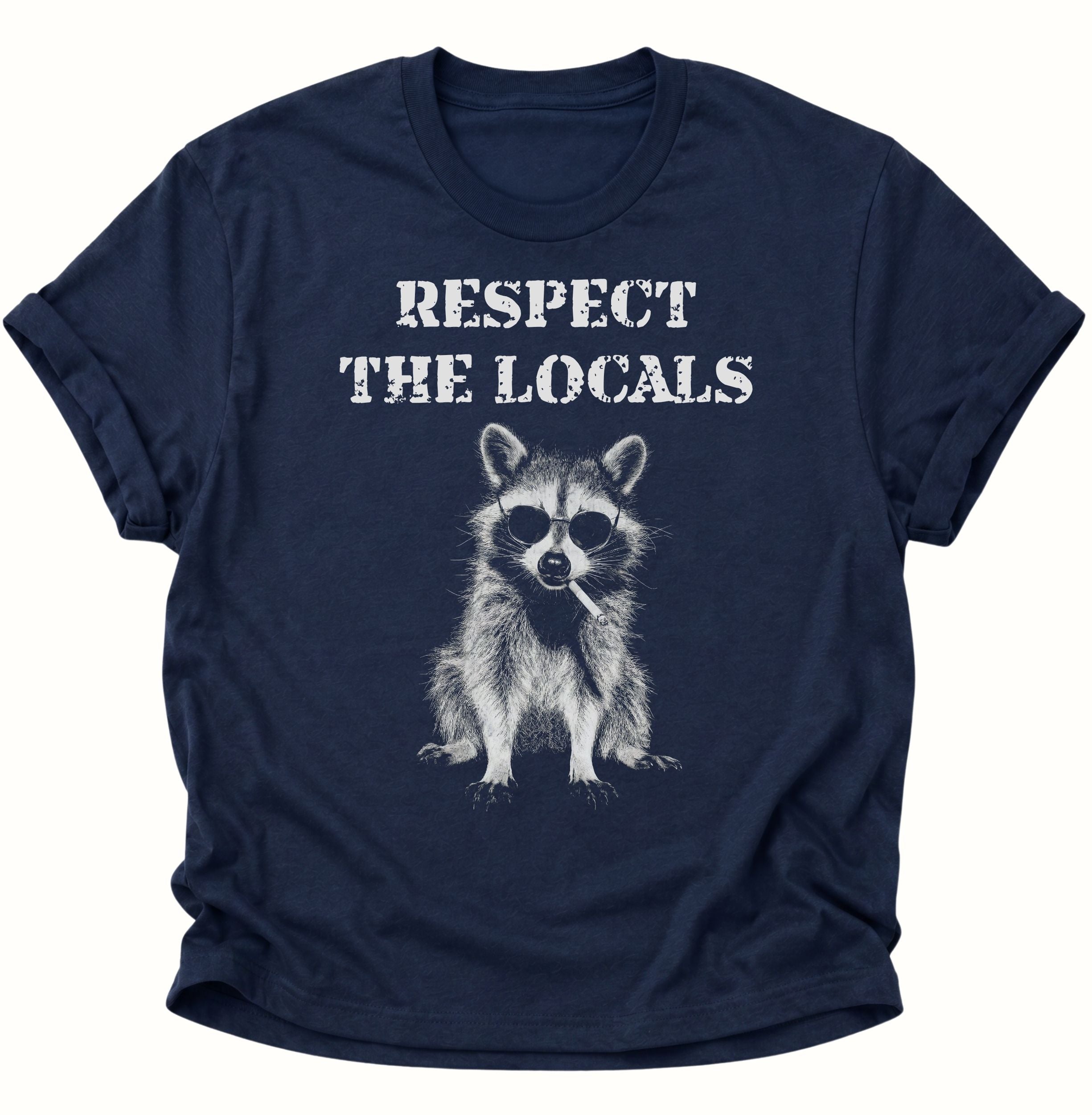 Navy Blue Unisex T-Shirt mit detailreichem Waschbär und humorvollem Vintage-Motiv von Pine & River.
