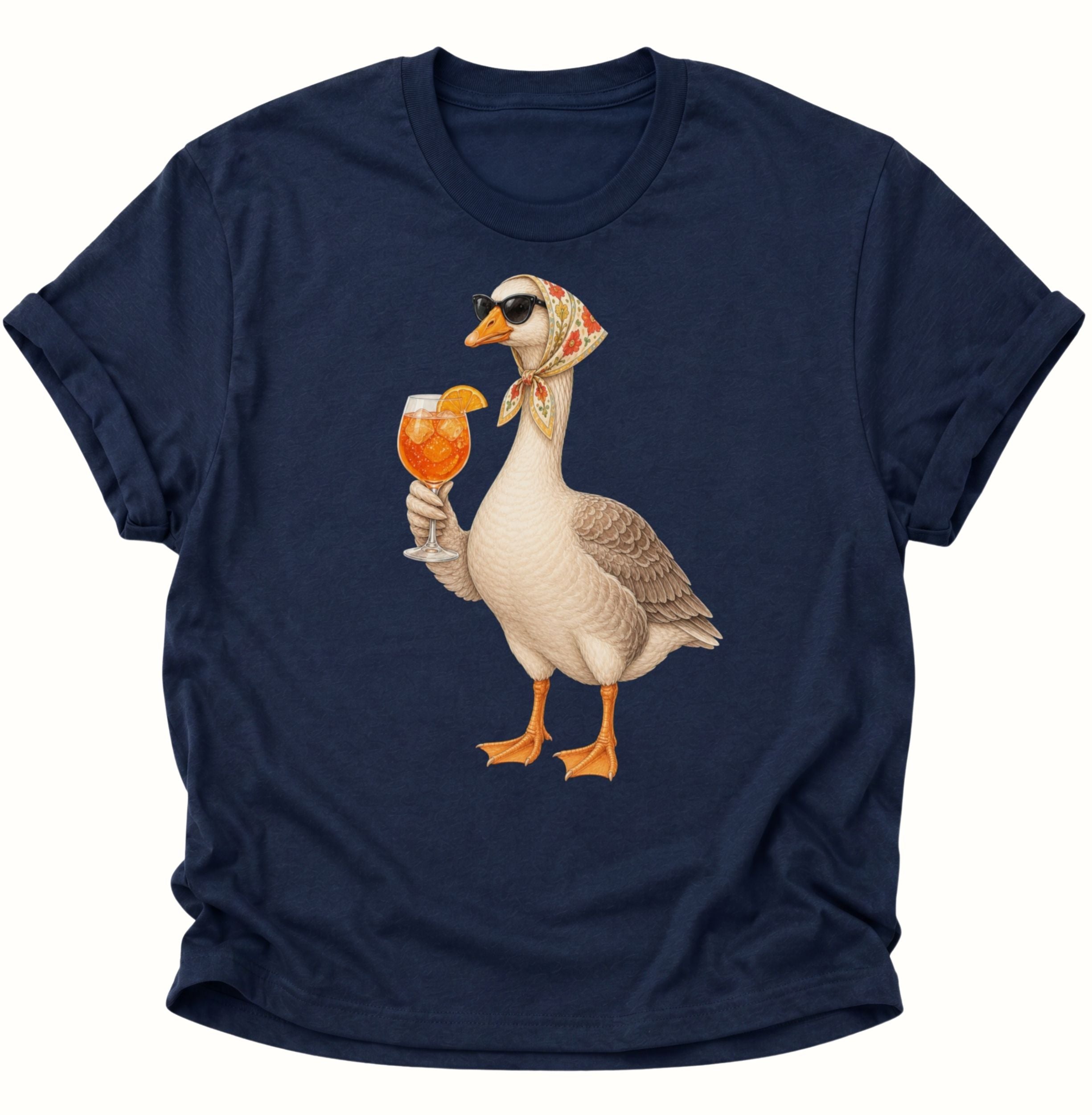 Navy Blue Unisex T-Shirt mit cooler Gans, dunkler Sonnenbrille und orangefarbenem Cocktail von Pine & River.
