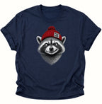 Navy Blue Waschbär T-Shirt gegen Nazis mit roter FCK-NZS-Beanie und detailreichem Tierkopf
