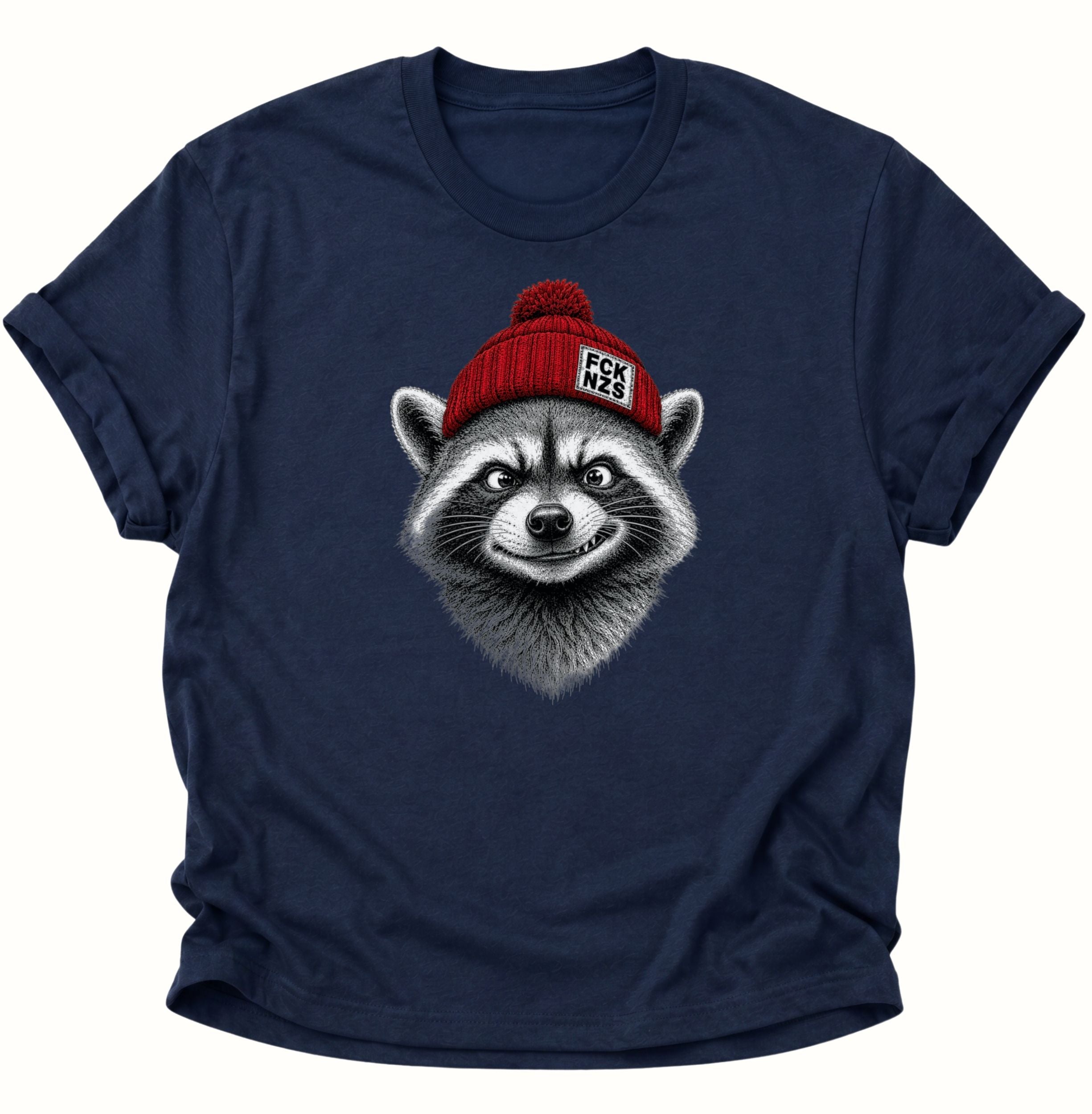 Navy Blue Waschbär T-Shirt gegen Nazis mit roter FCK-NZS-Beanie und detailreichem Tierkopf
