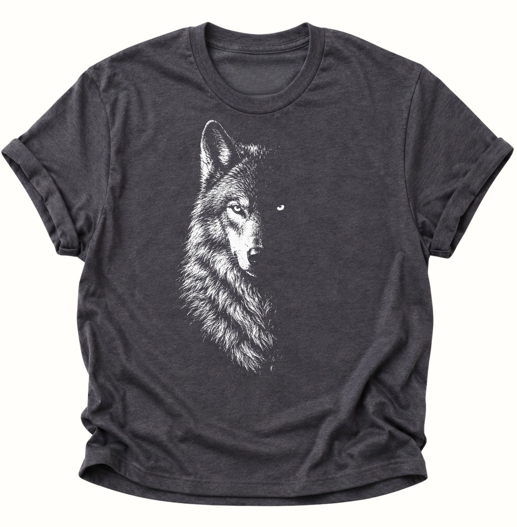 Dark heather Unisex T-Shirt mit geheimnisvollem Wolfsporträt in Schwarz-Weiß von Pine & River.
