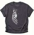 Dark heather Unisex T-Shirt mit geheimnisvollem Wolfsporträt in Schwarz-Weiß von Pine & River.
