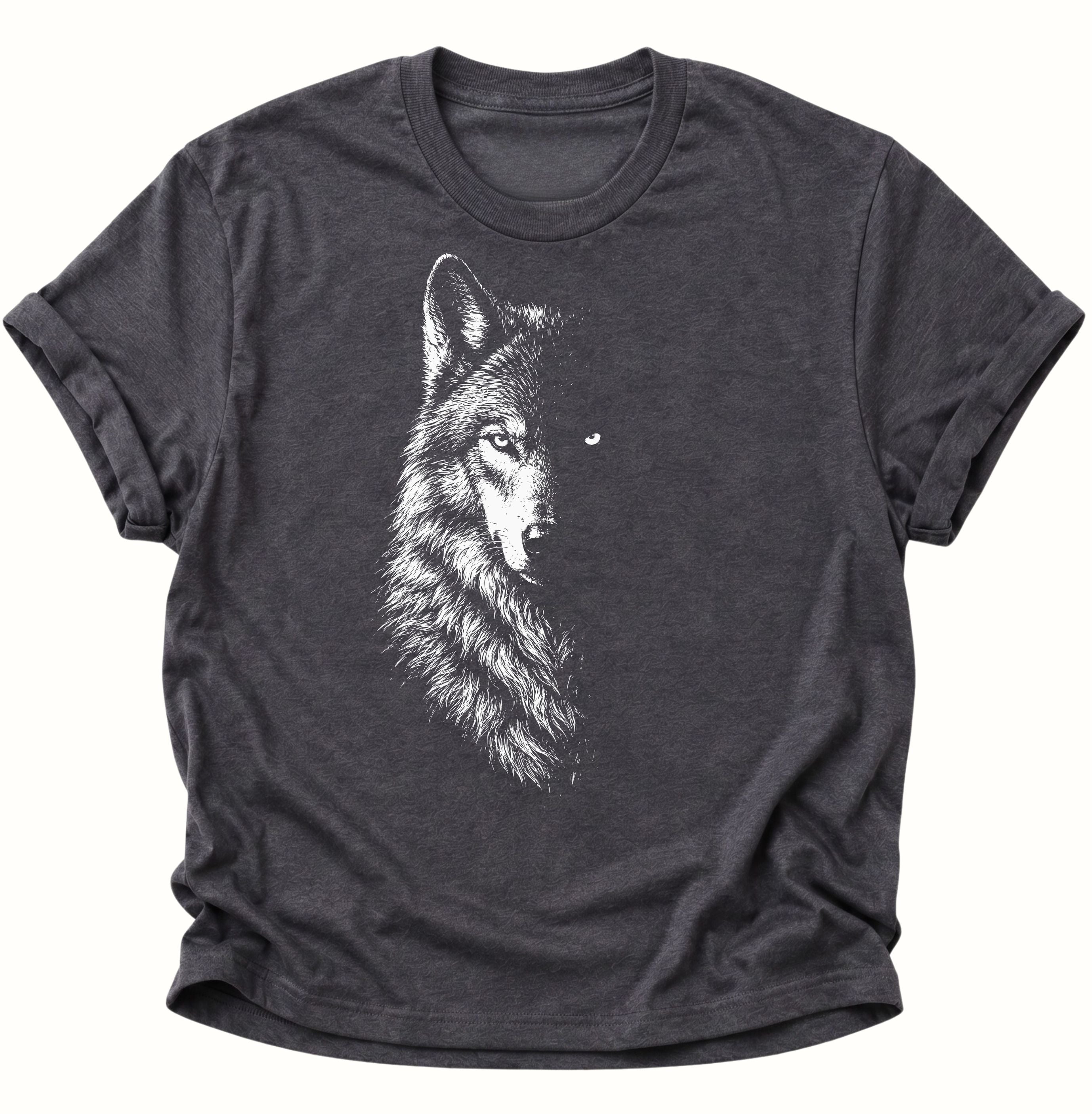 Dark heather Unisex T-Shirt mit geheimnisvollem Wolfsporträt in Schwarz-Weiß von Pine & River.

