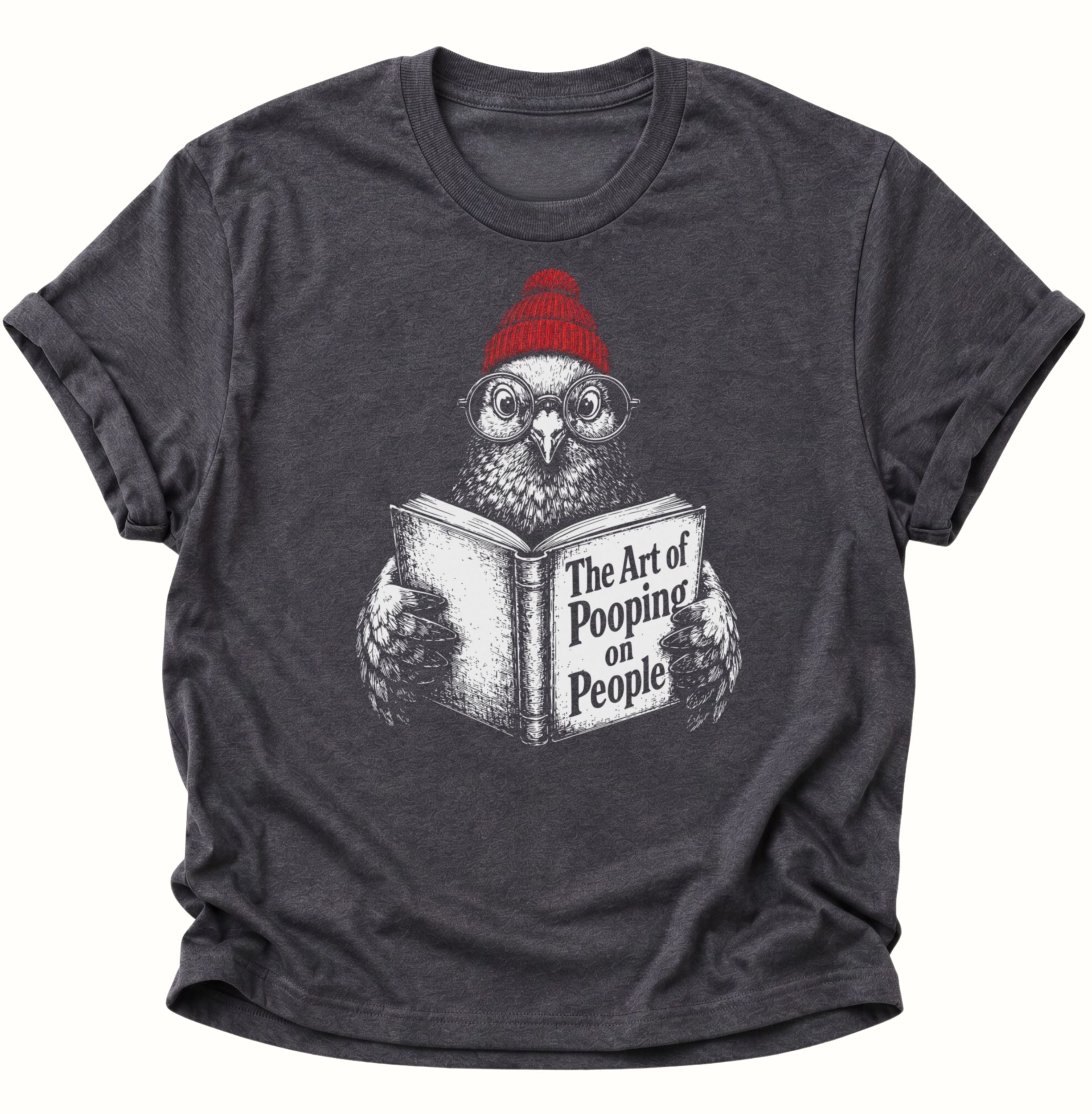 Dark heather Unisex T-Shirt mit Vogel, roter Strickmütze und frechem Lesemotiv von Pine & River.
