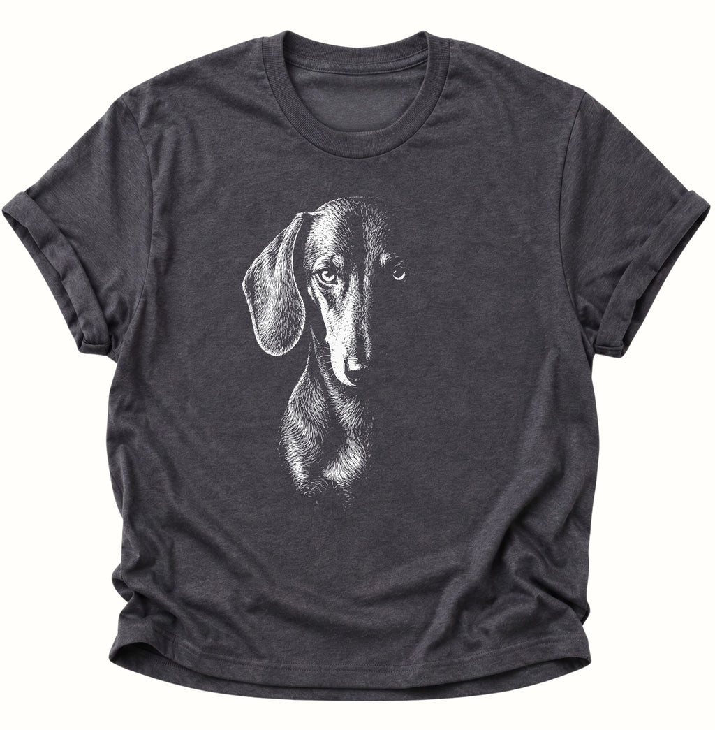 Dark heather Unisex T-Shirt mit geheimnisvollem Dackelporträt in Schwarz-Weiß von Pine & River.
