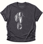 Dark heather Unisex T-Shirt mit geheimnisvollem Dackelporträt in Schwarz-Weiß von Pine & River.
