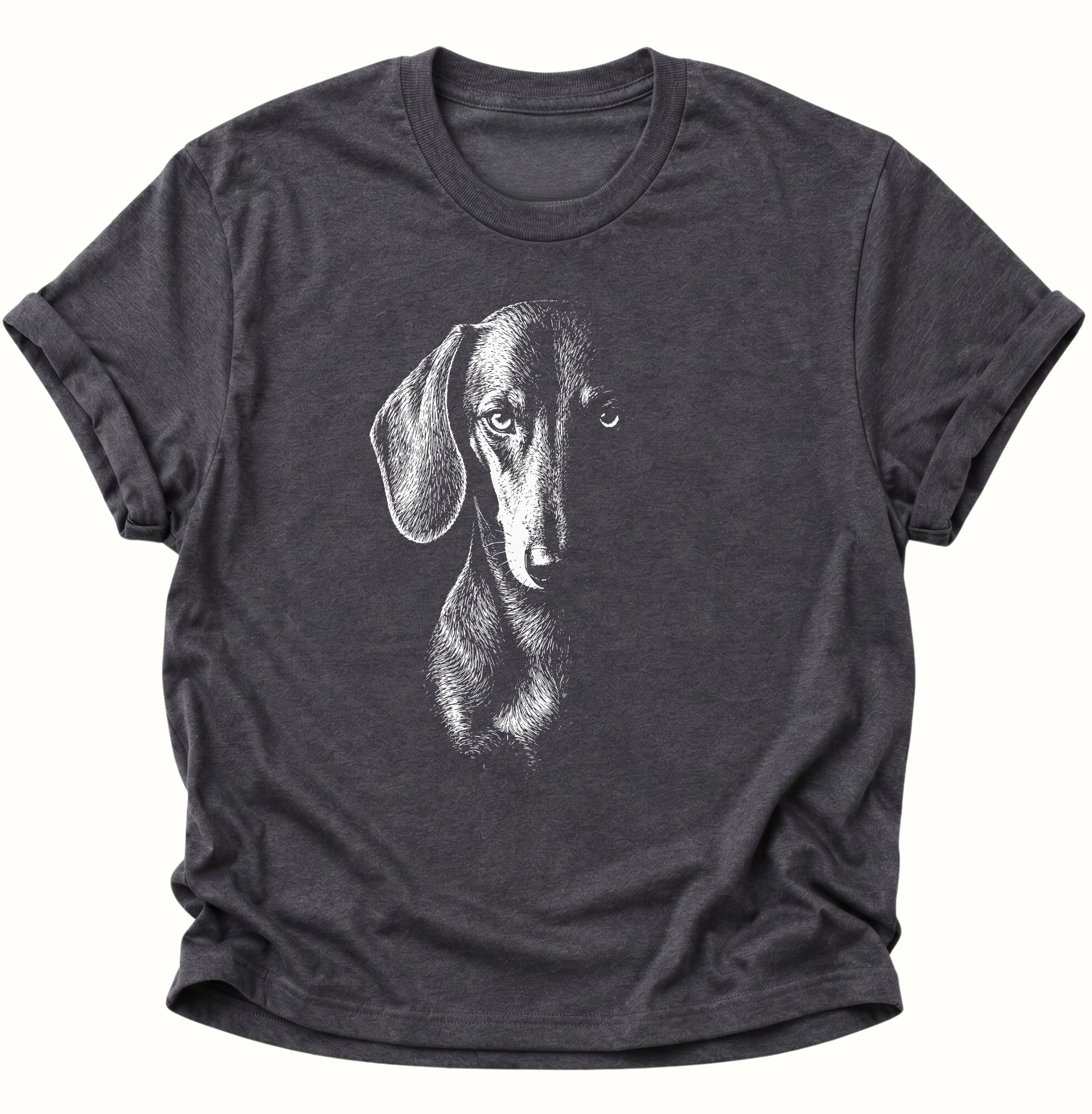 Dark heather Unisex T-Shirt mit geheimnisvollem Dackelporträt in Schwarz-Weiß von Pine & River.
