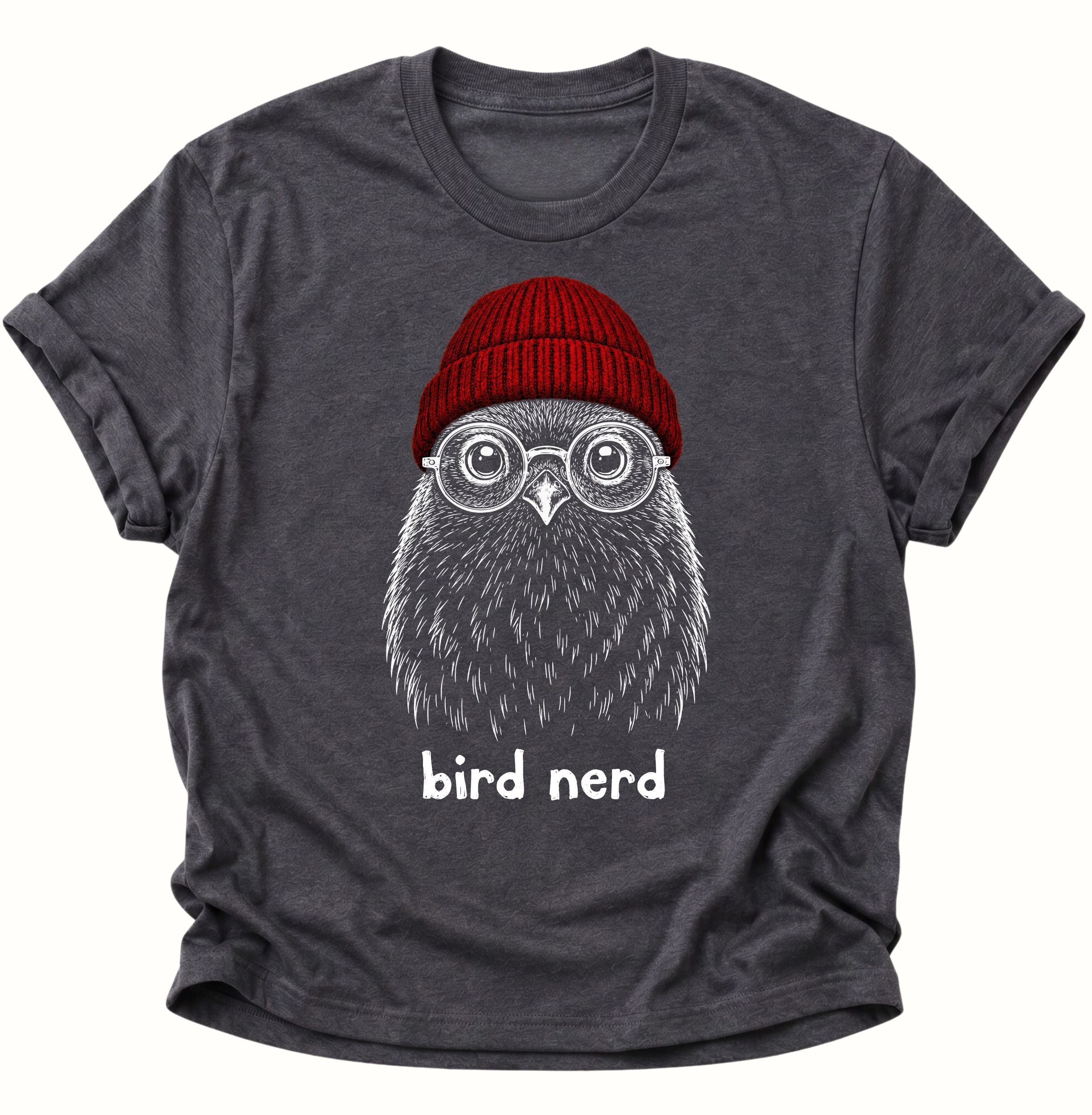 Dark heather Unisex T-Shirt mit Bird-Nerd-Motiv, Vogel, roter Mütze und Brille von Pine & River.
