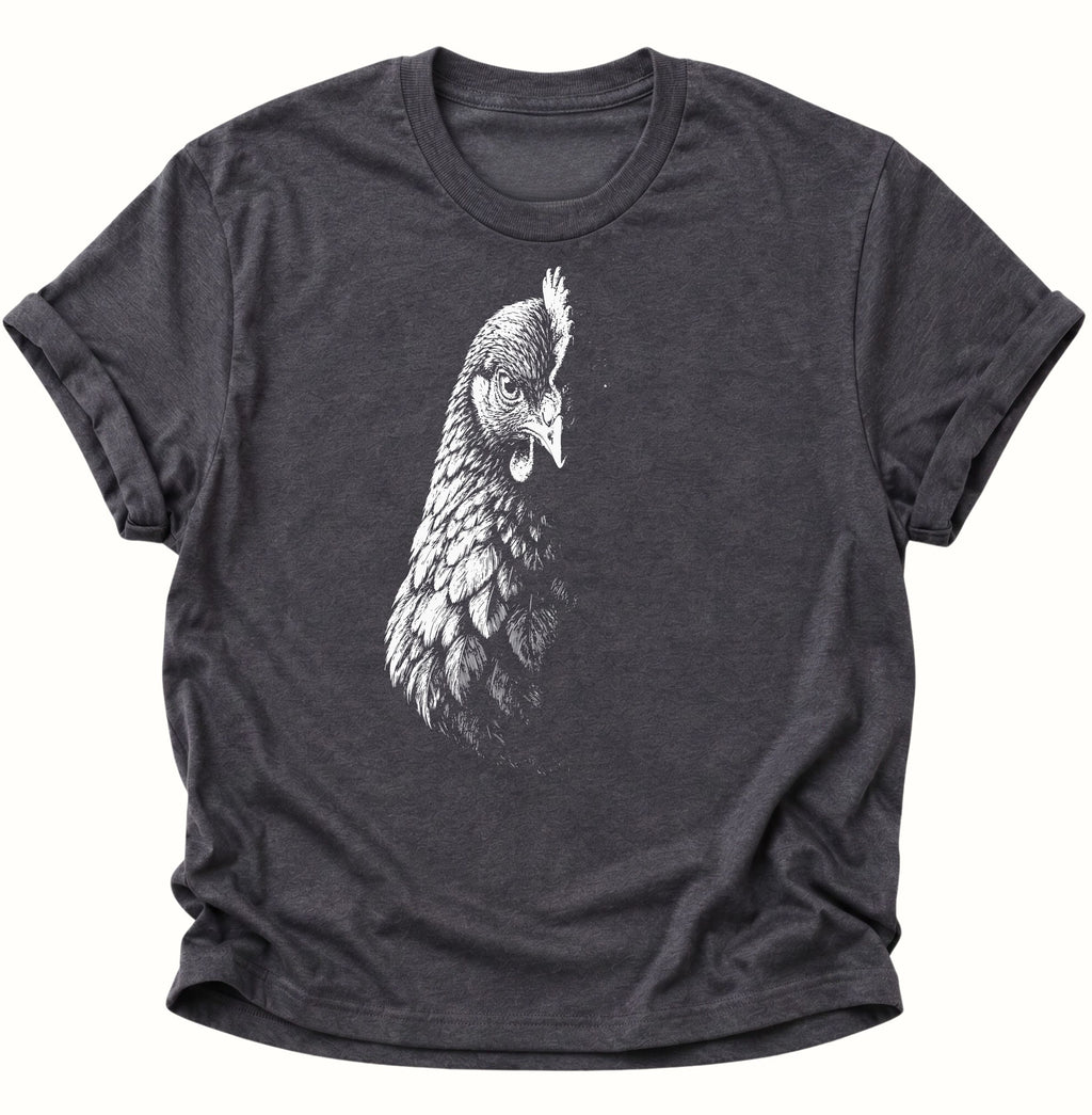 Dark heather Unisex T-Shirt mit geheimnisvollem Hennenporträt in Schwarz-Weiß von Pine & River.
