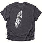 Dark heather Unisex T-Shirt mit geheimnisvollem Hennenporträt in Schwarz-Weiß von Pine & River.
