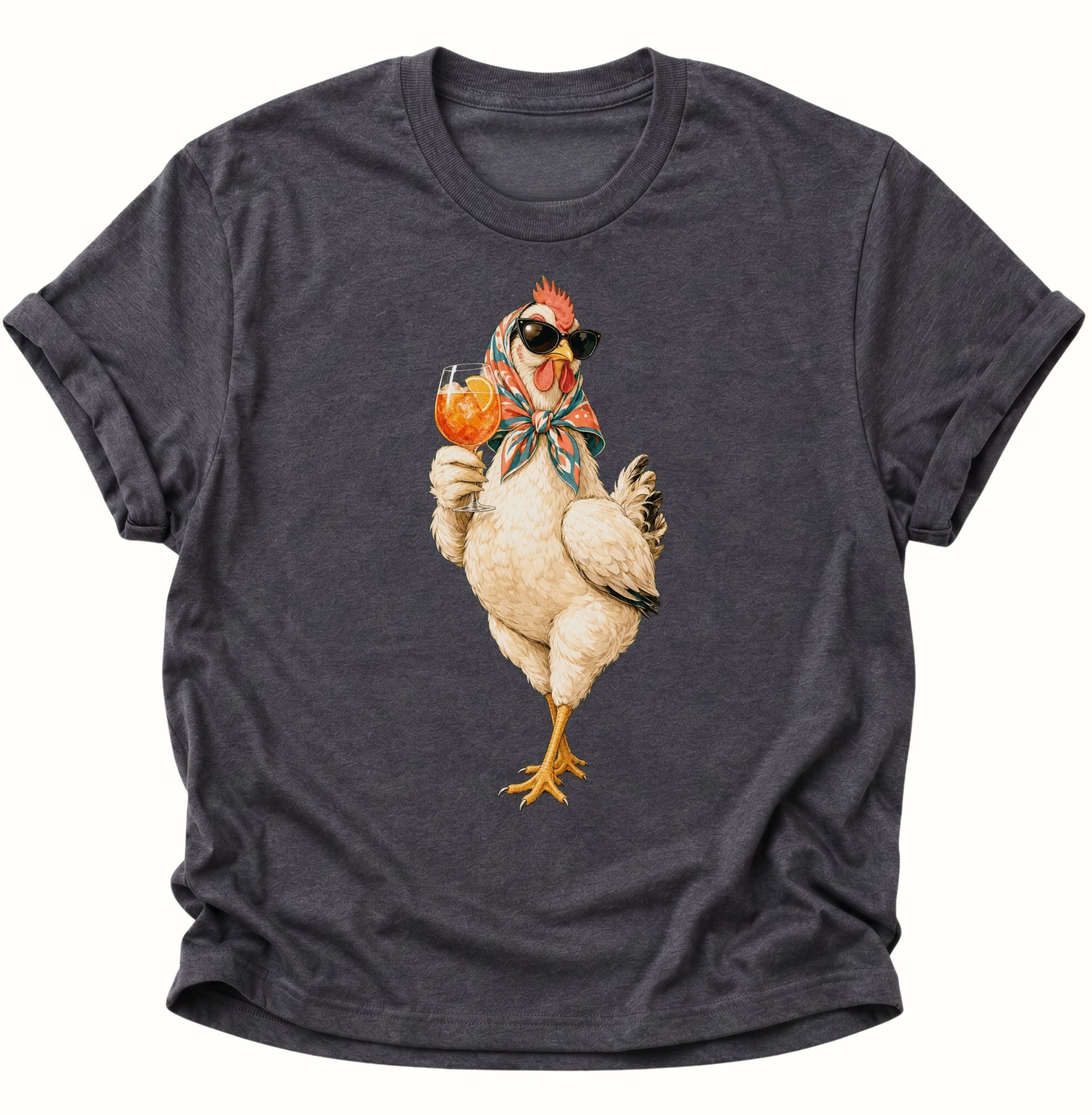 Dark heather Unisex T-Shirt mit Cocktail-Henne, farbenfrohem Kopftuch und Sonnenbrille von Pine & River.
