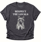 Dark heather Unisex T-Shirt mit lässigem Waschbär, Zigarette und weißem Schriftzug von Pine & River.
