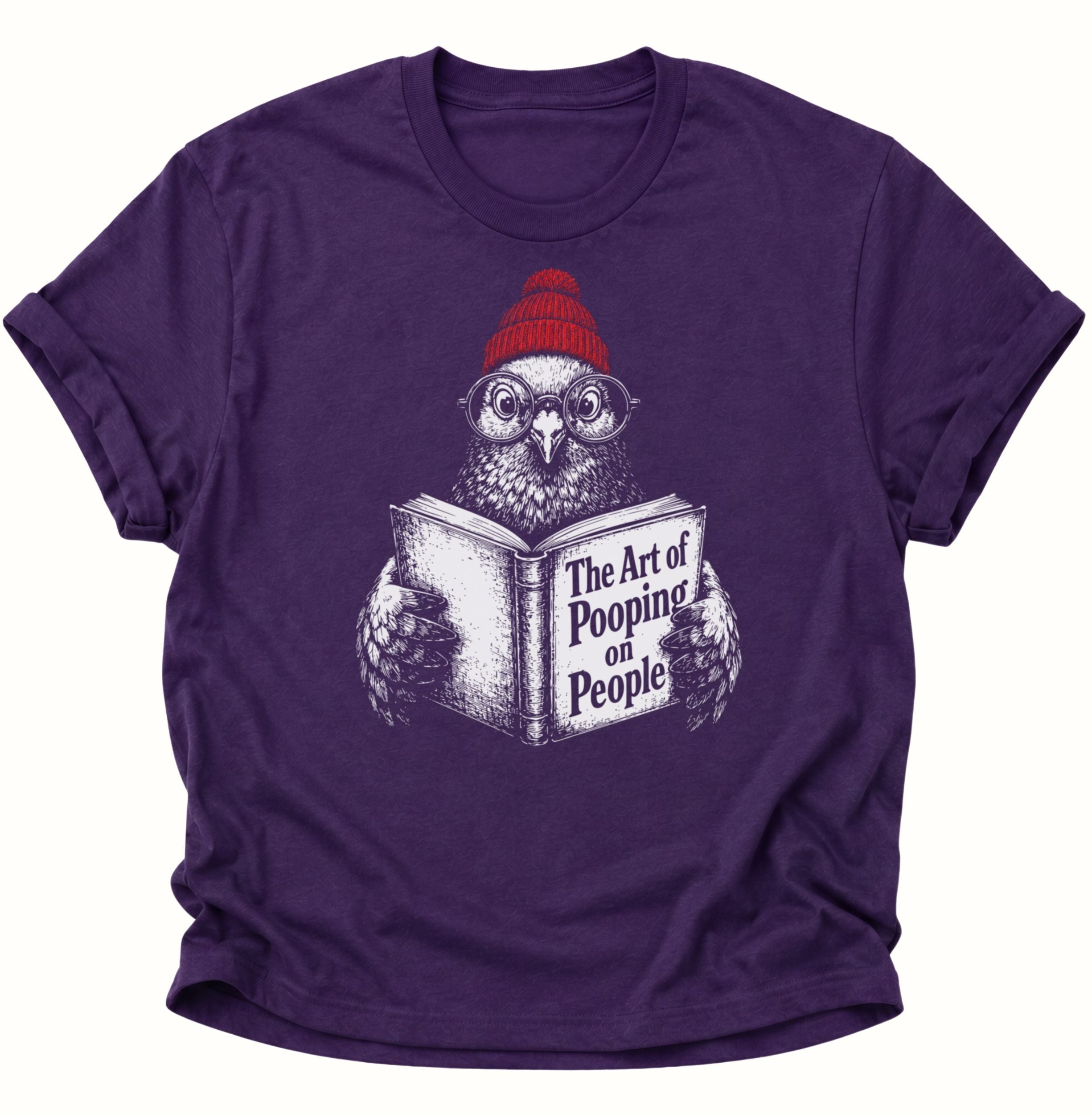 Purple Unisex T-Shirt mit bebrilltem Vogel, Bommelmütze und geöffnetem Buch von Pine & River.
