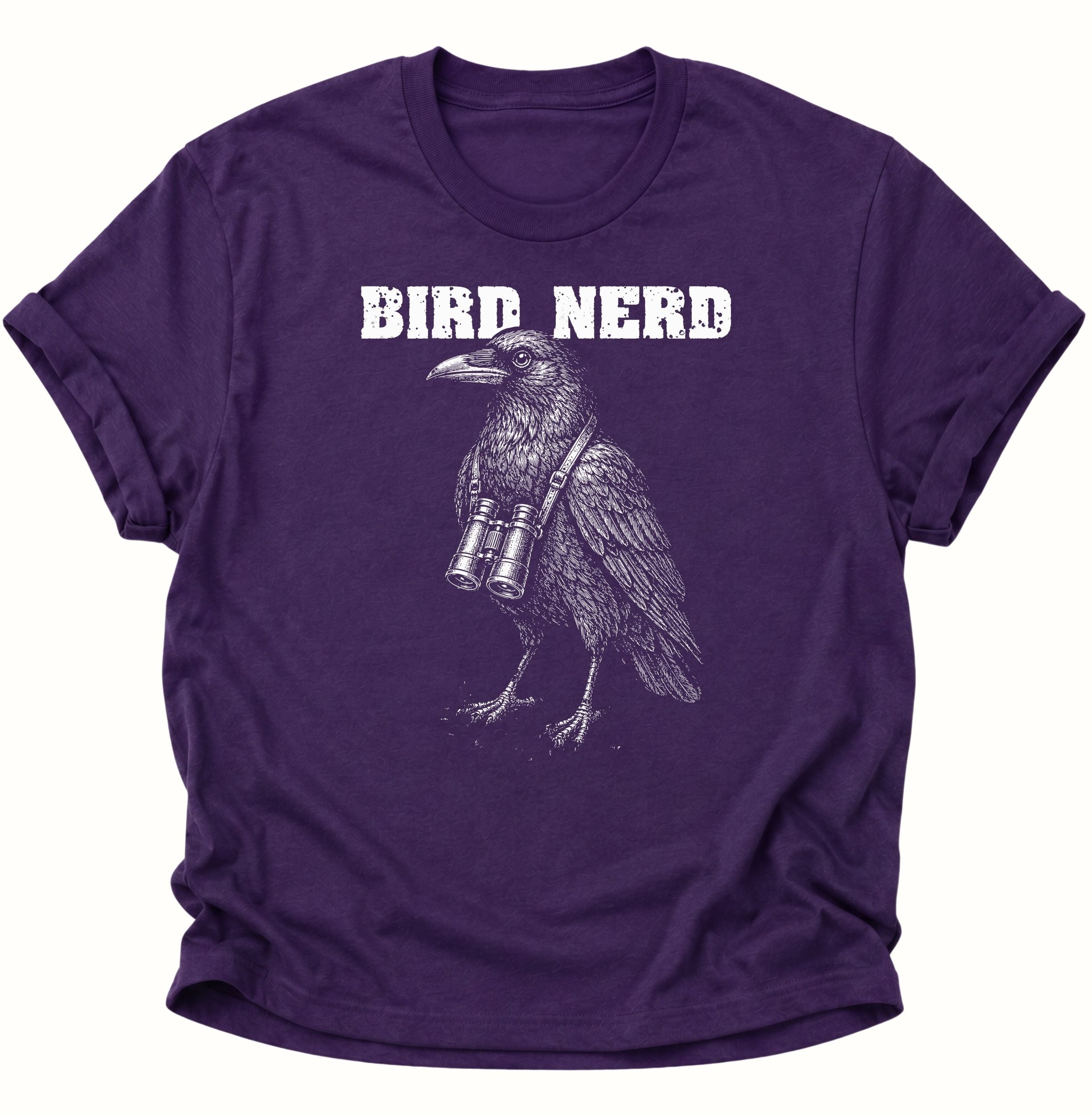 Purple Unisex T-Shirt mit Vintage-Rabenvogel, umgehängtem Fernglas und Bird-Nerd-Motiv von Pine & River.
