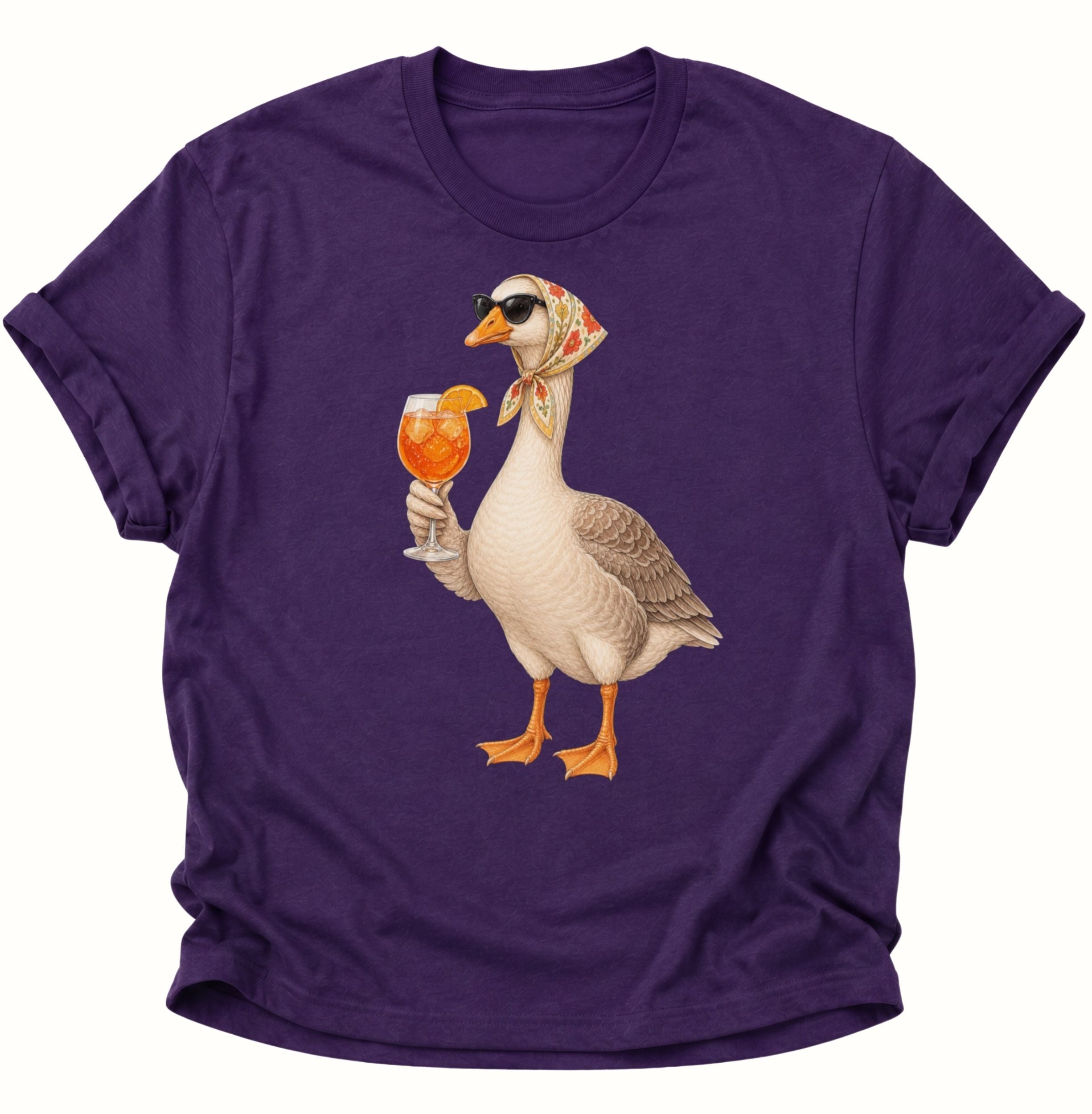 Purple Unisex T-Shirt mit lässiger Gans, Sonnenbrille, geblümtem Kopftuch und fruchtigem Drink von Pine & River.
