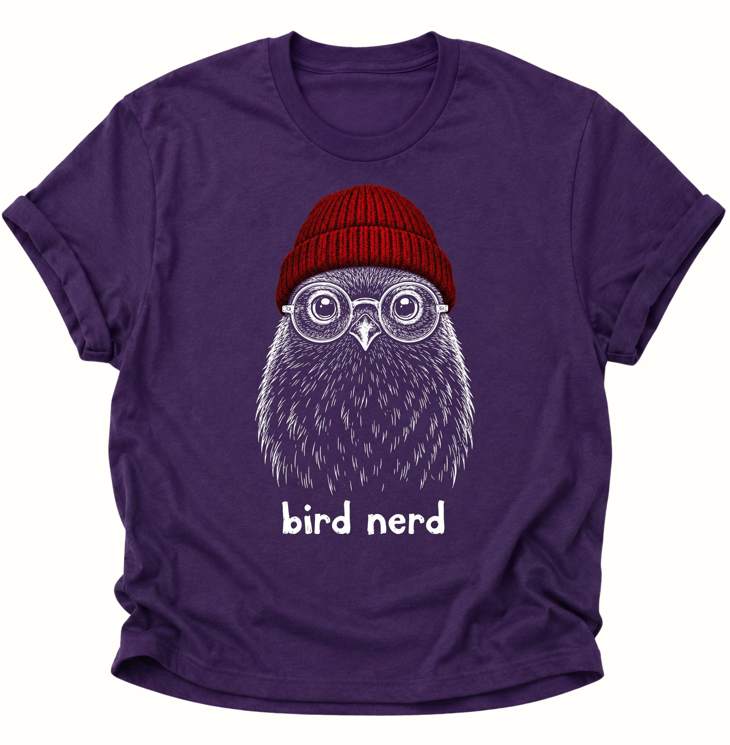 Purple Unisex T-Shirt mit gezeichnetem Vogel, großer Rundbrille und roter Strickmütze von Pine & River.
