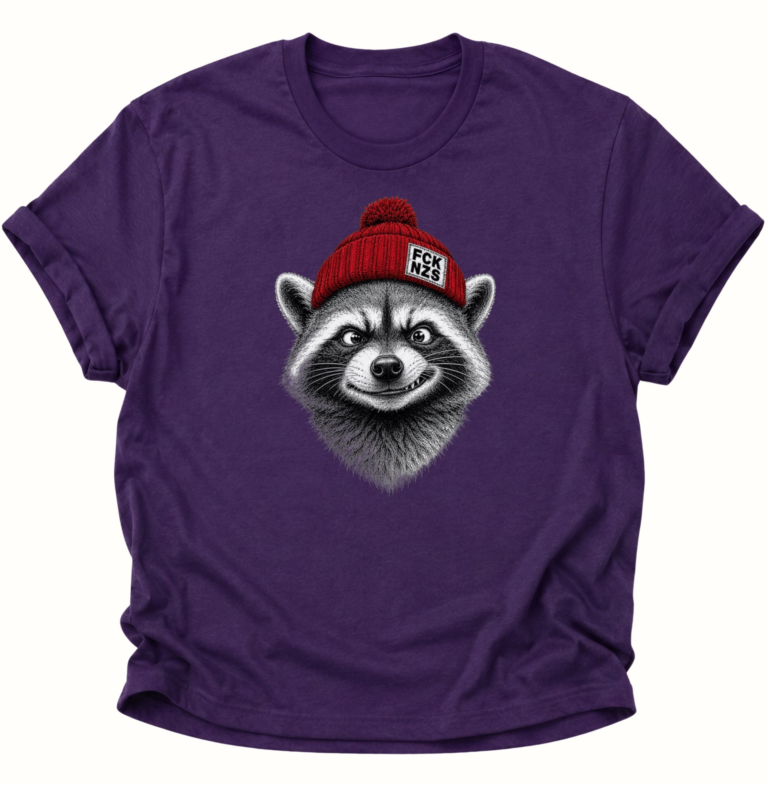 Lila Waschbär Statement T-Shirt mit roter FCK-NZS-Mütze und markantem Schwarz-Weiß-Motiv

