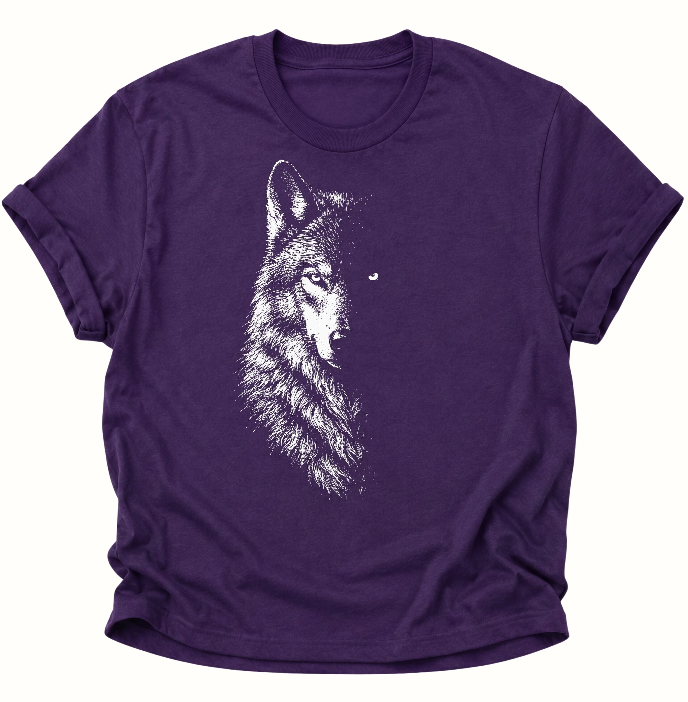 Purple Unisex T-Shirt mit halb sichtbarem Wolf und kontrastreicher Fellzeichnung von Pine & River.
