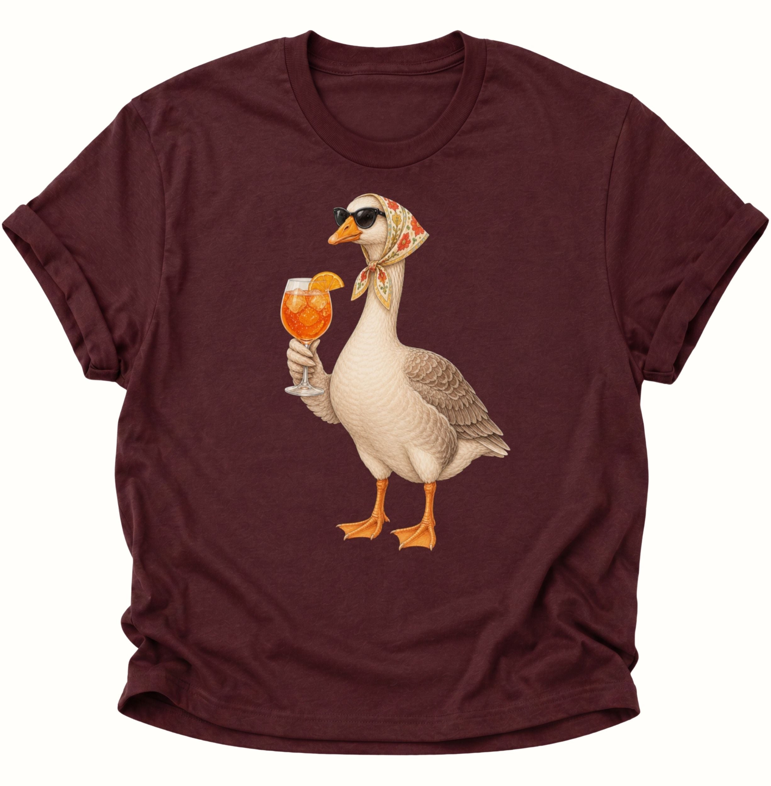 Maroon Unisex T-Shirt mit Gans, floralem Kopftuch und orangefarbenem Cocktailglas von Pine & River.

