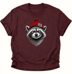 Maroon Waschbär Shirt gegen Rechts mit grinsendem Tiermotiv und roter FCK-NZS-Beanie
