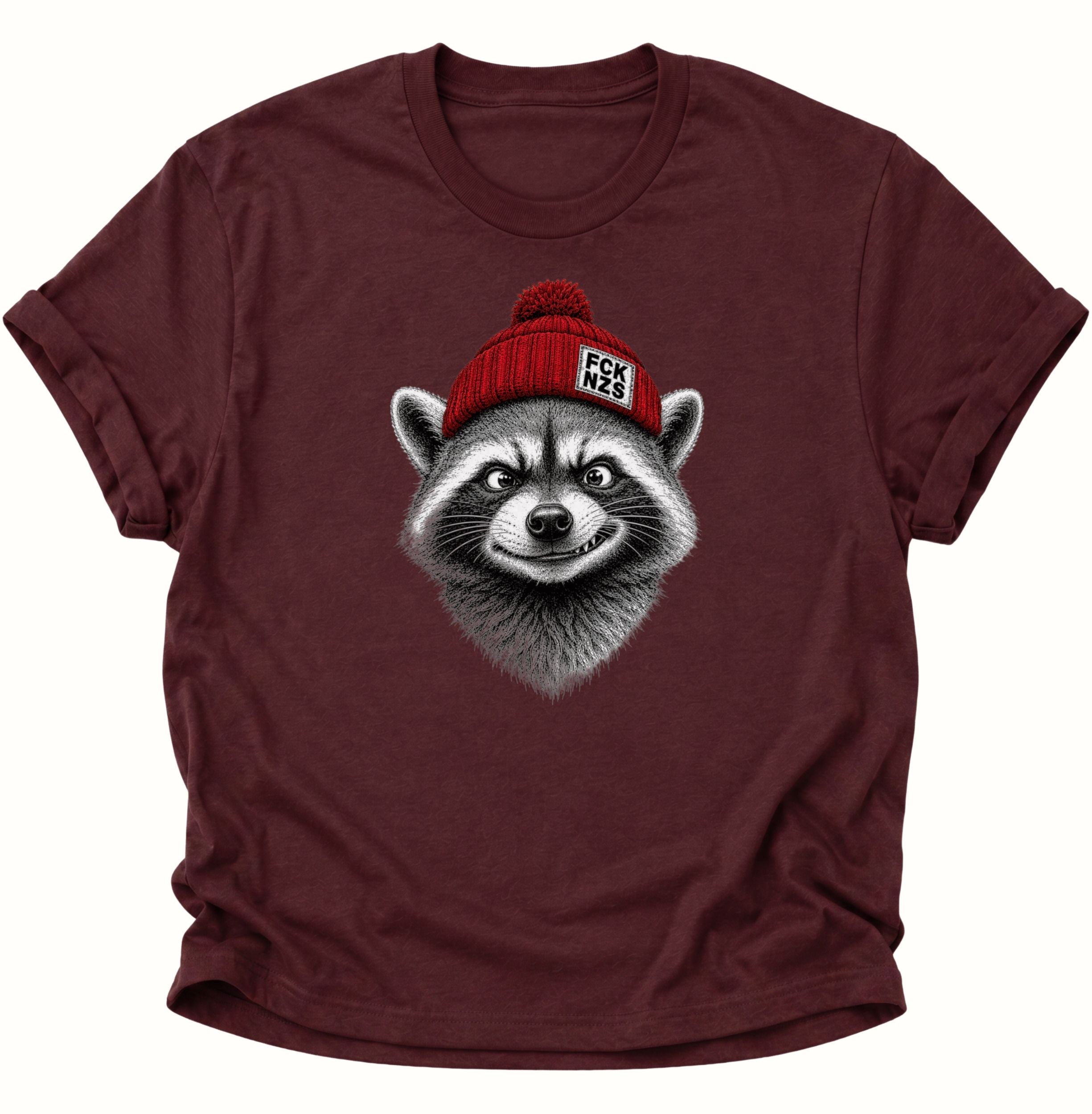 Maroon Waschbär Shirt gegen Rechts mit grinsendem Tiermotiv und roter FCK-NZS-Beanie
