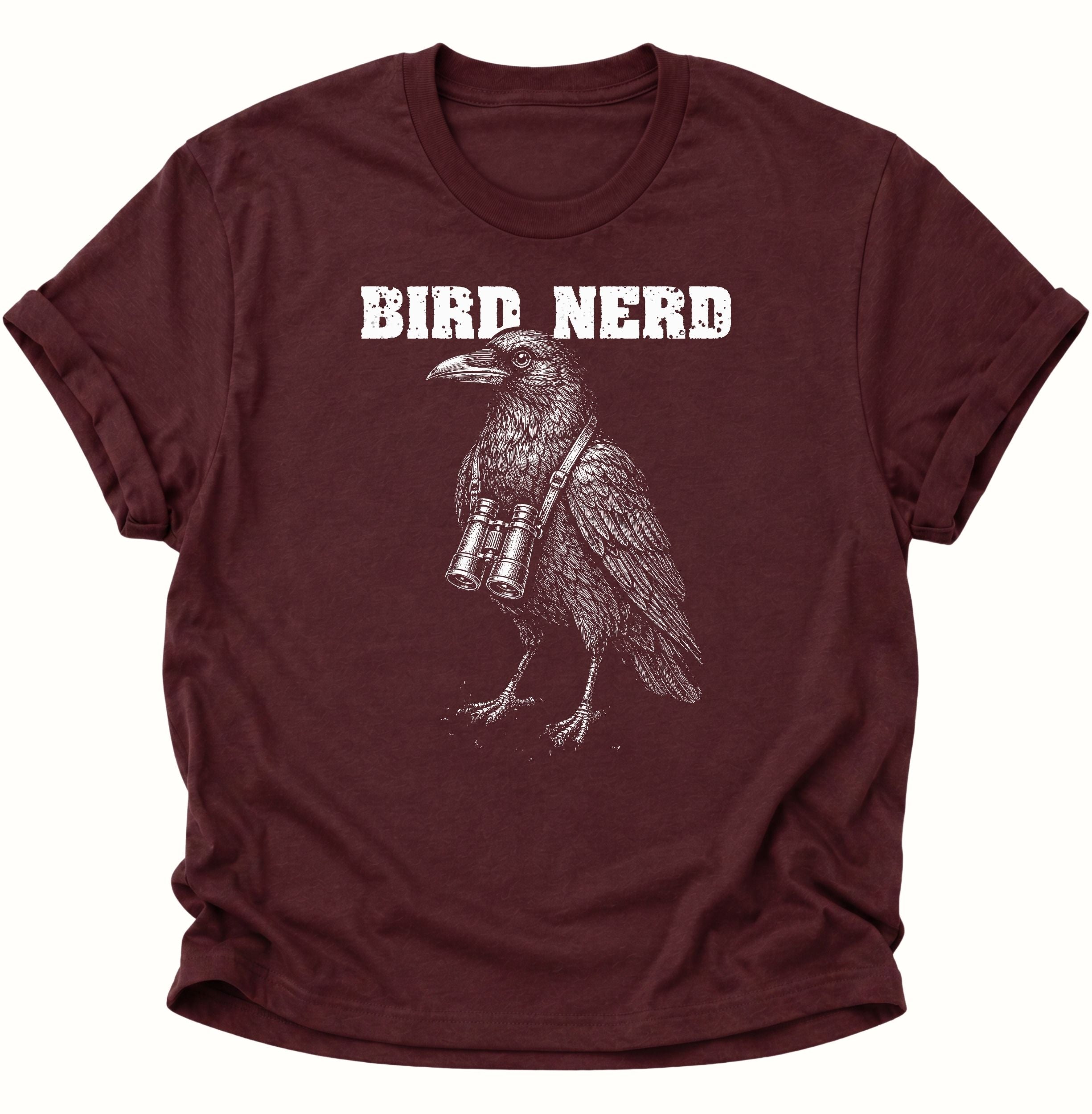 Maroon Unisex T-Shirt mit detailgezeichnetem Rabenvogel, Fernglas und Schriftzug von Pine & River.
