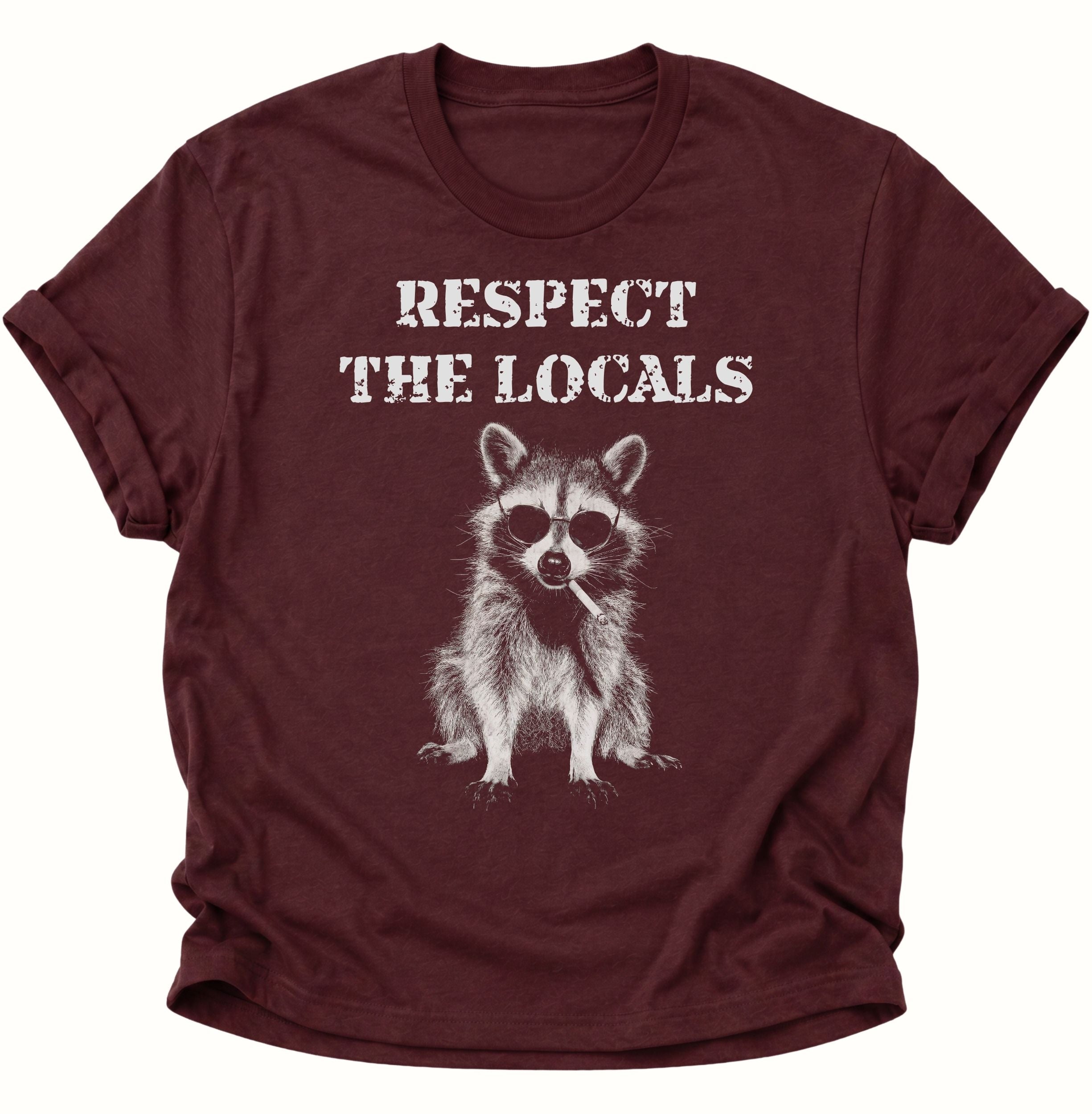 Maroon Unisex T-Shirt mit frechem Waschbär, Sonnenbrille und markantem Tiermotiv von Pine & River.
