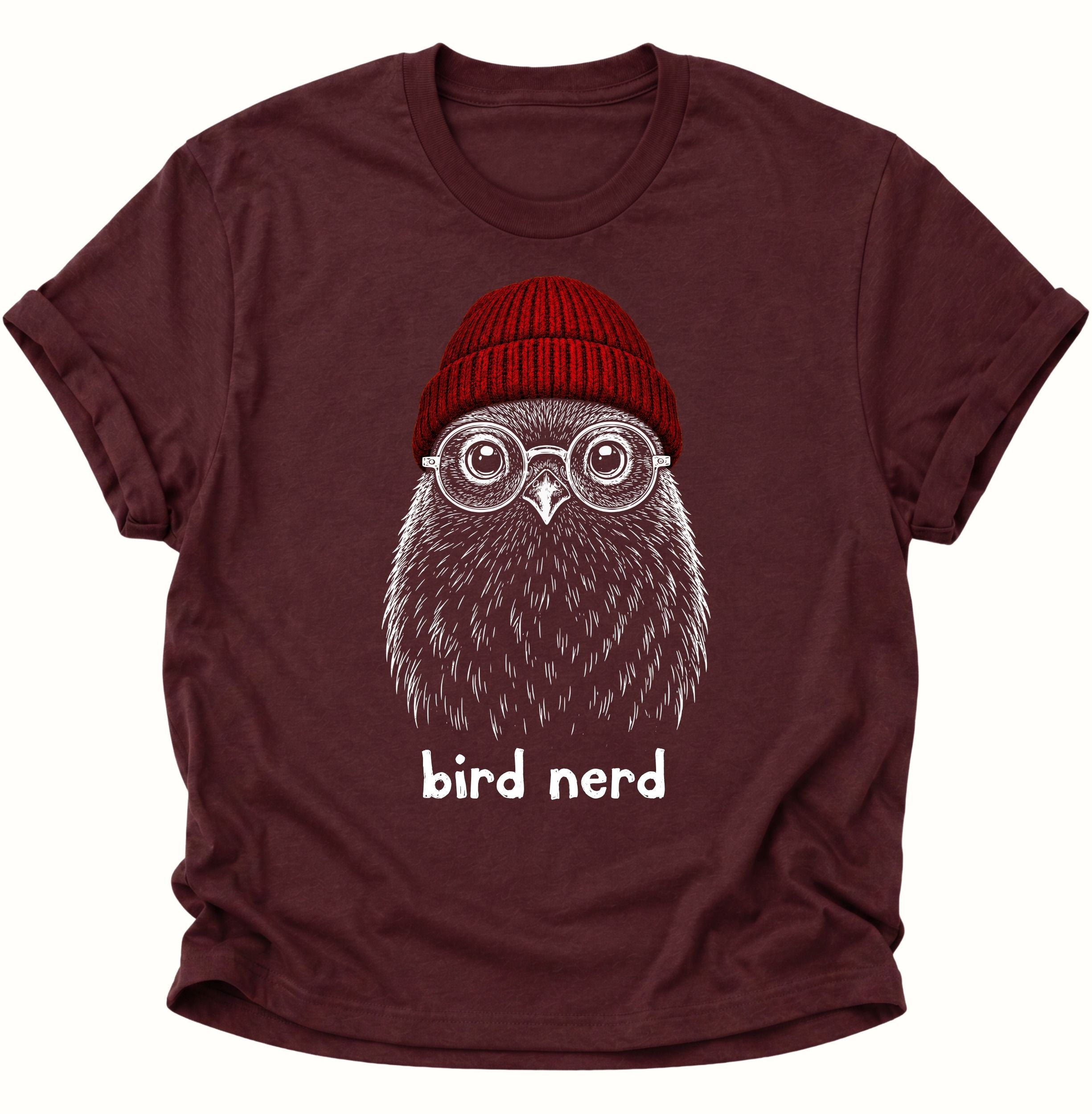 Maroon Unisex T-Shirt mit Vogelkopf, Brille, roter Mütze und humorvollem „bird nerd“-Motiv von Pine & River.
