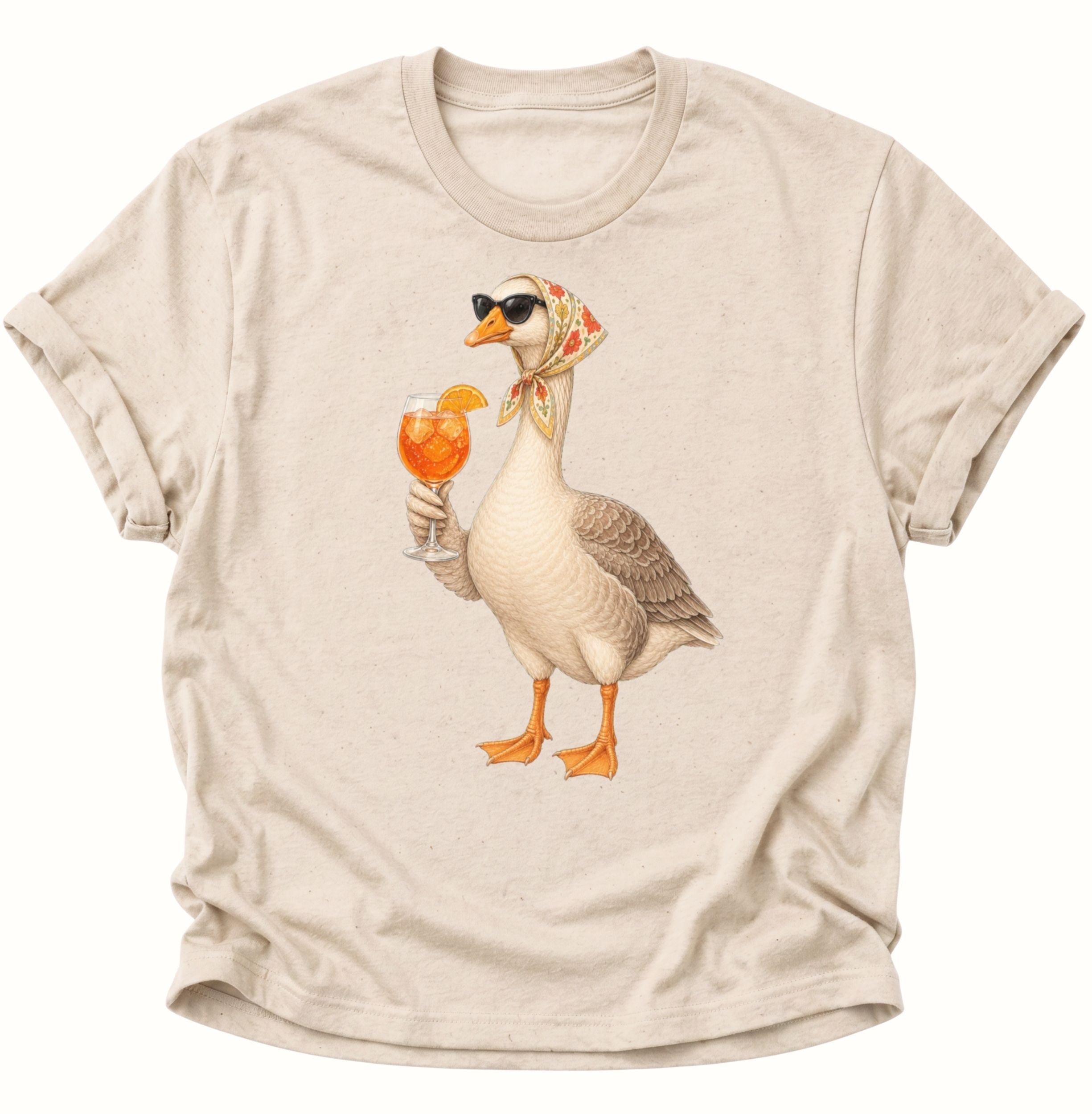 Nature farbenes Unisex T-Shirt mit humorvoller Gans, Sonnenbrille und Cocktail in der Flügelhand von Pine & River.
