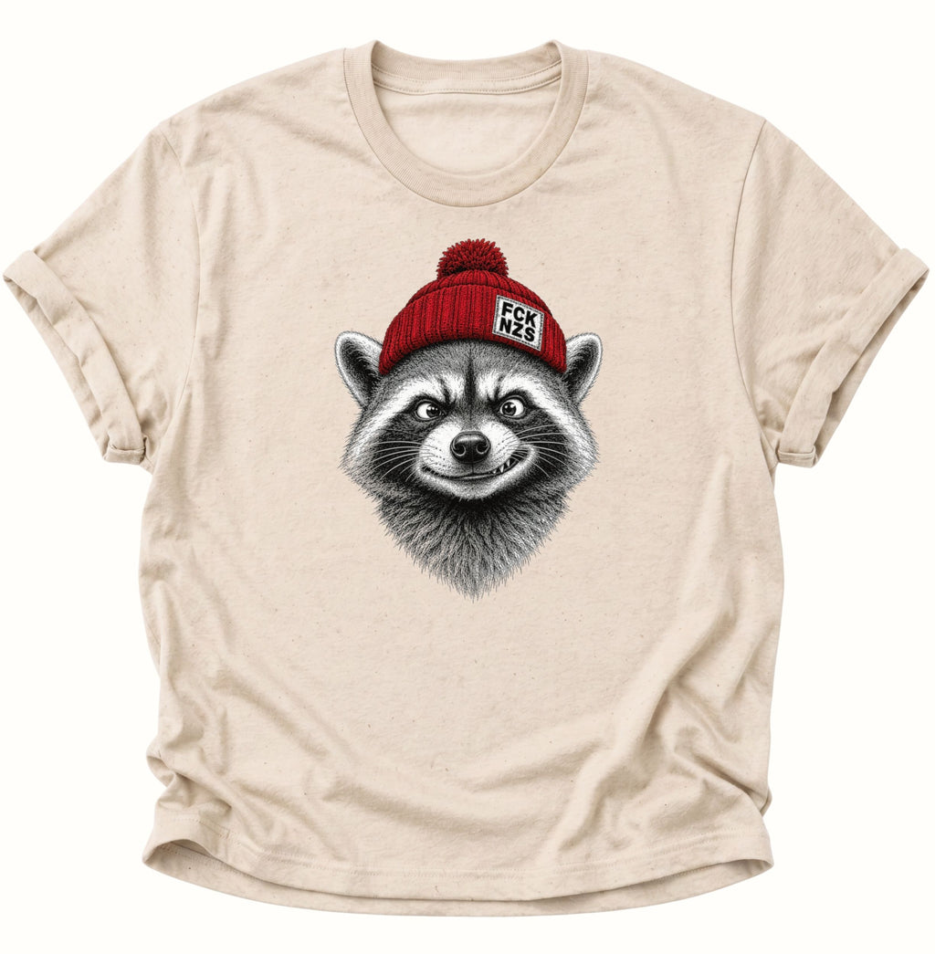 Naturfarbenes FCK NZS T-Shirt mit realistisch gezeichnetem Waschbär und roter Bommelmütze
