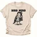 Nature farbenes Unisex T-Shirt mit naturkundlichem Vogel, Fernglas und „BIRD NERD“ von Pine & River.
