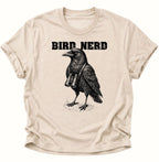 Naturefarbenes Unisex T-Shirt mit naturkundlichem Rabenvogel und umgehängtem Fernglas von Pine & River.
