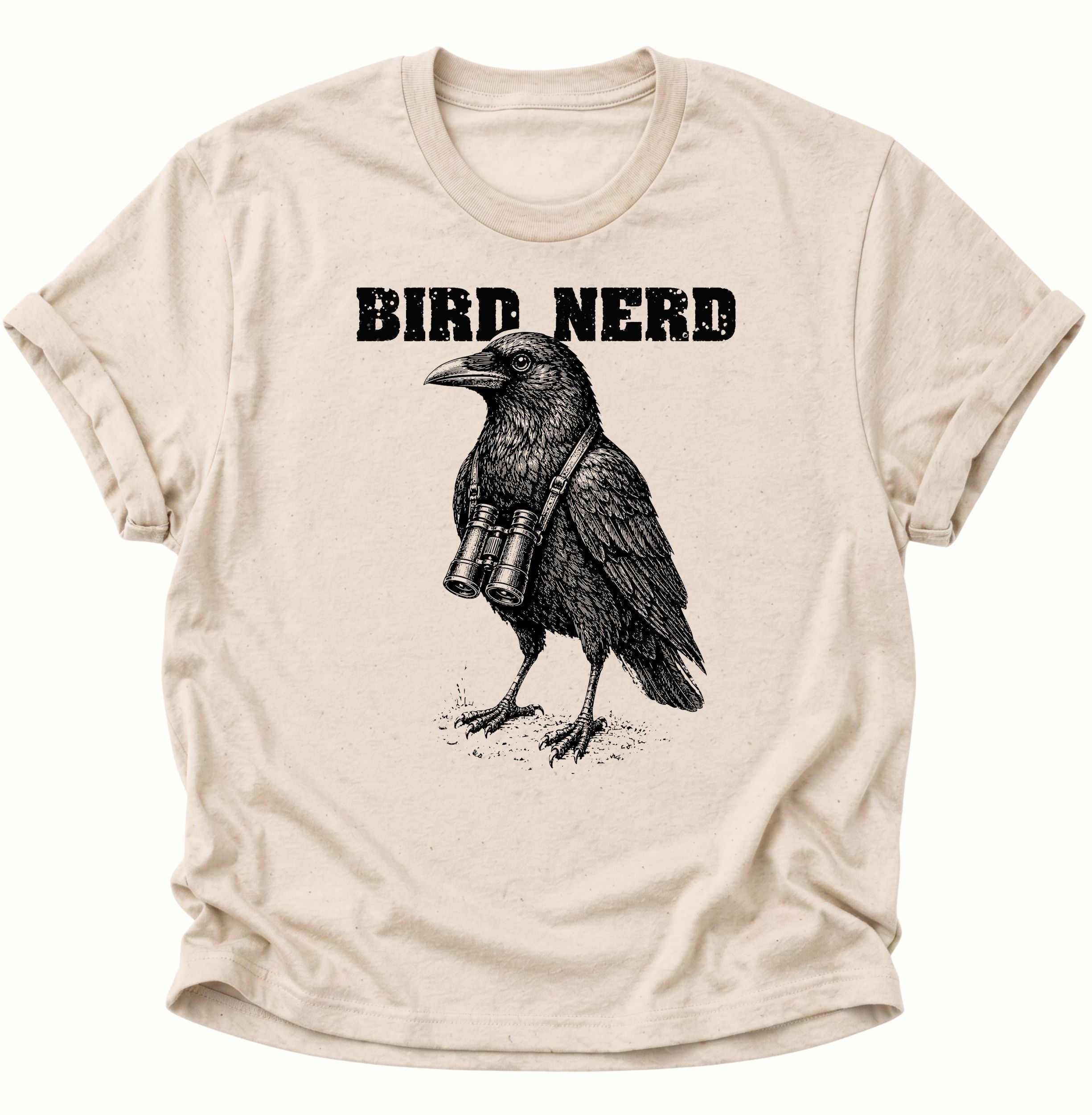 Naturefarbenes Unisex T-Shirt mit naturkundlichem Rabenvogel und umgehängtem Fernglas von Pine & River.
