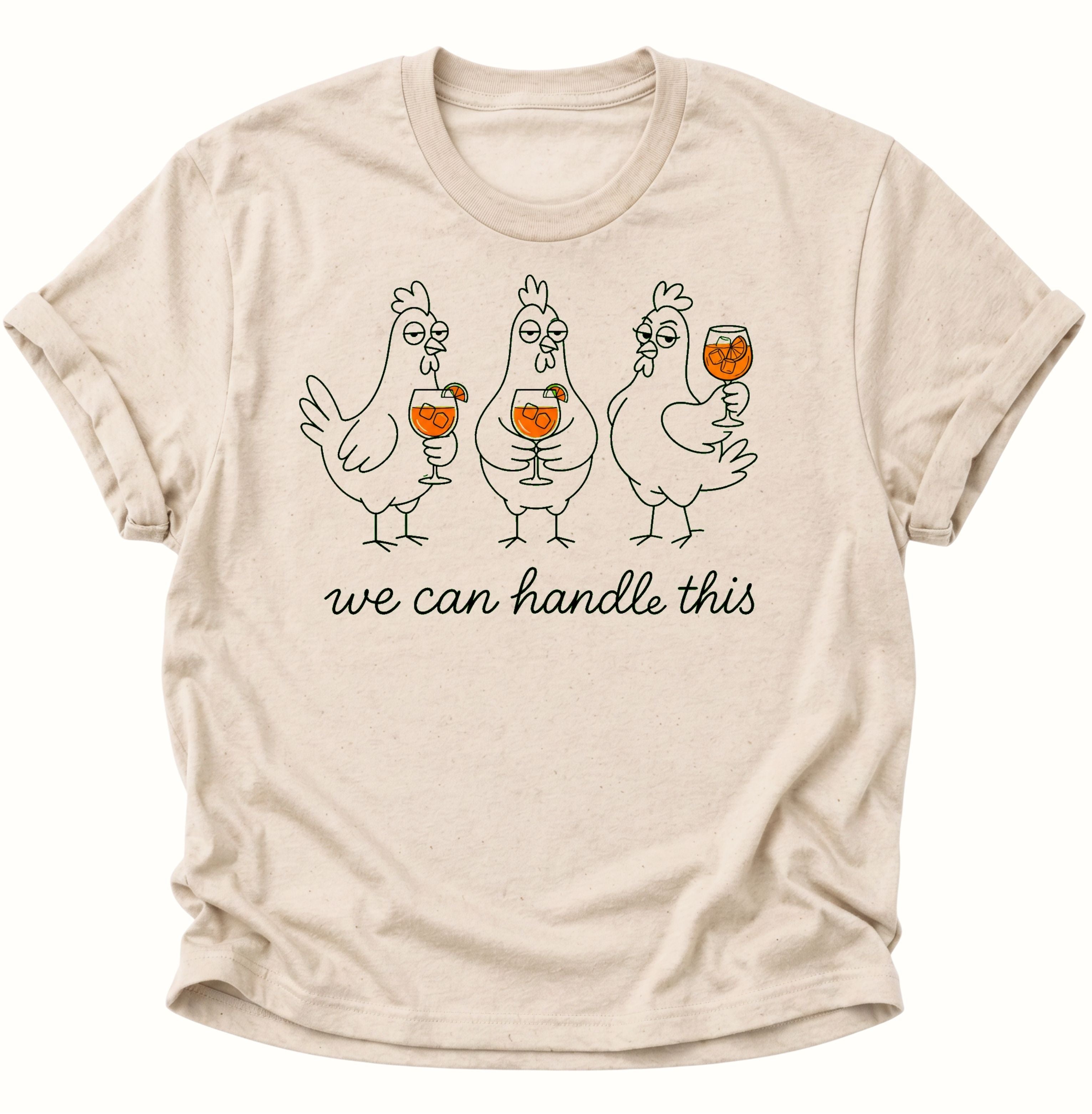 Nature farbenes Unisex T-Shirt mit drei Hühnern, Cocktailgläsern und „we can handle this“ von Pine & River.
