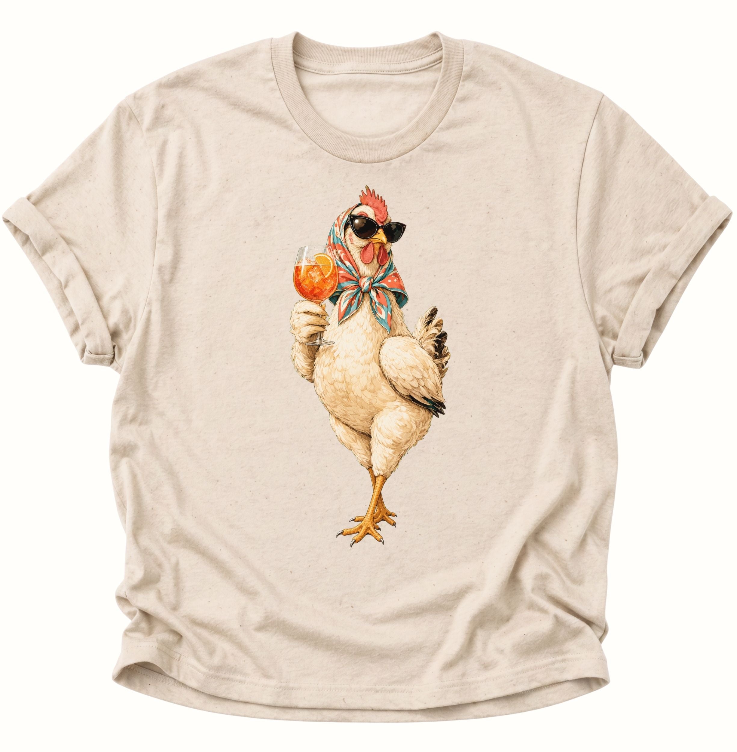 Nature farbenes Unisex T-Shirt mit humorvoller Henne, Sonnenbrille und Cocktail in der Kralle von Pine & River.
