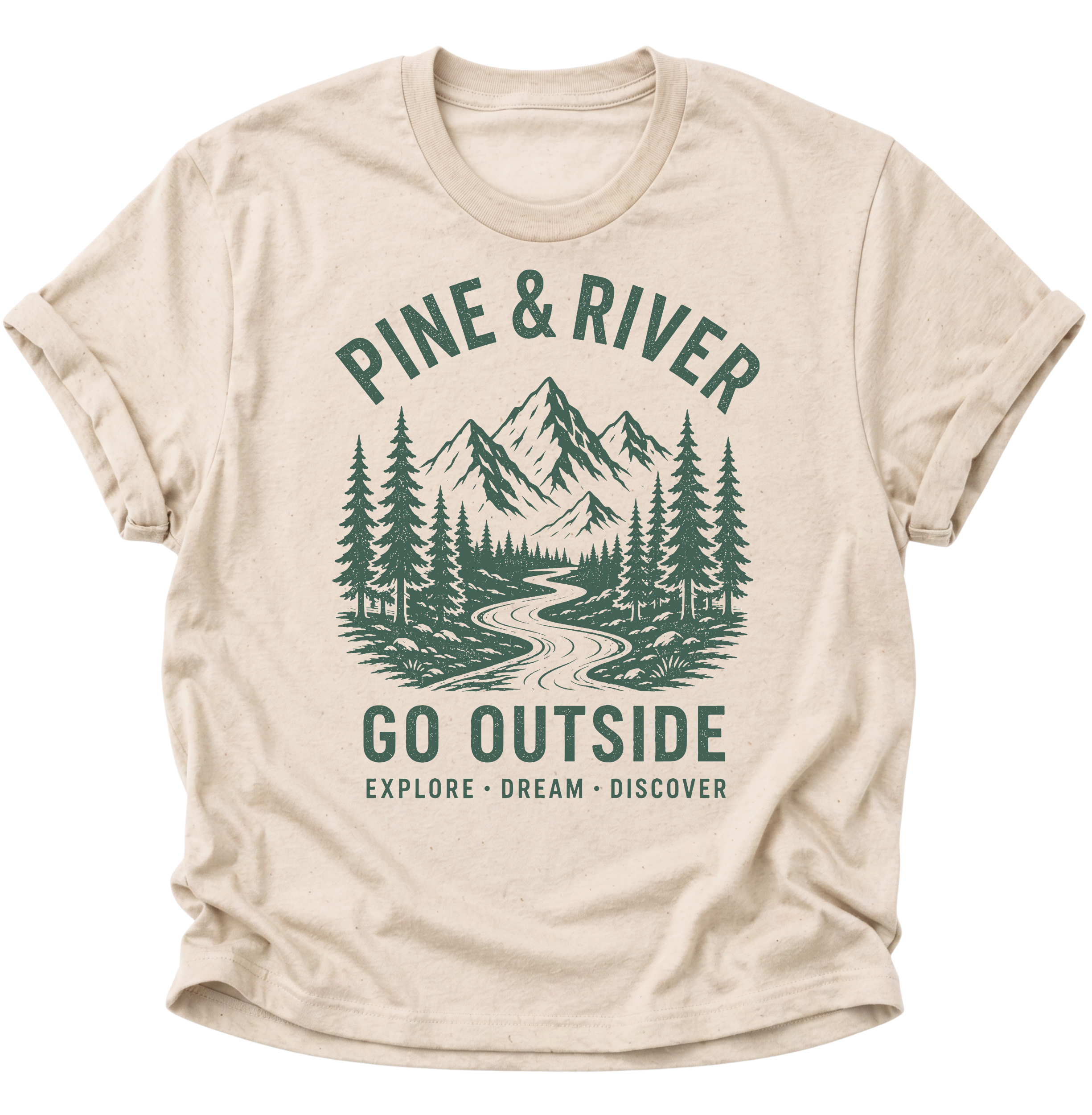 Unisex T-Shirt in Nature mit Berg- und Waldillustration sowie „Go Outside“-Schriftzug von Pine & River.
